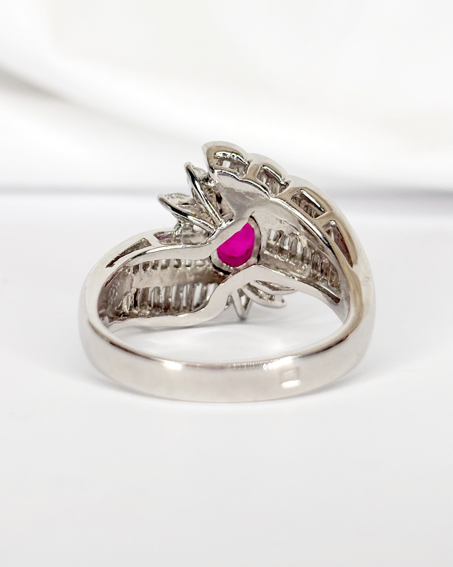 Bague Jonc Rubis 0.90 carat, Diamants Baguette et Marquise 0.68 carat & Platine 10.14g "Althéa" - Elliade Paris