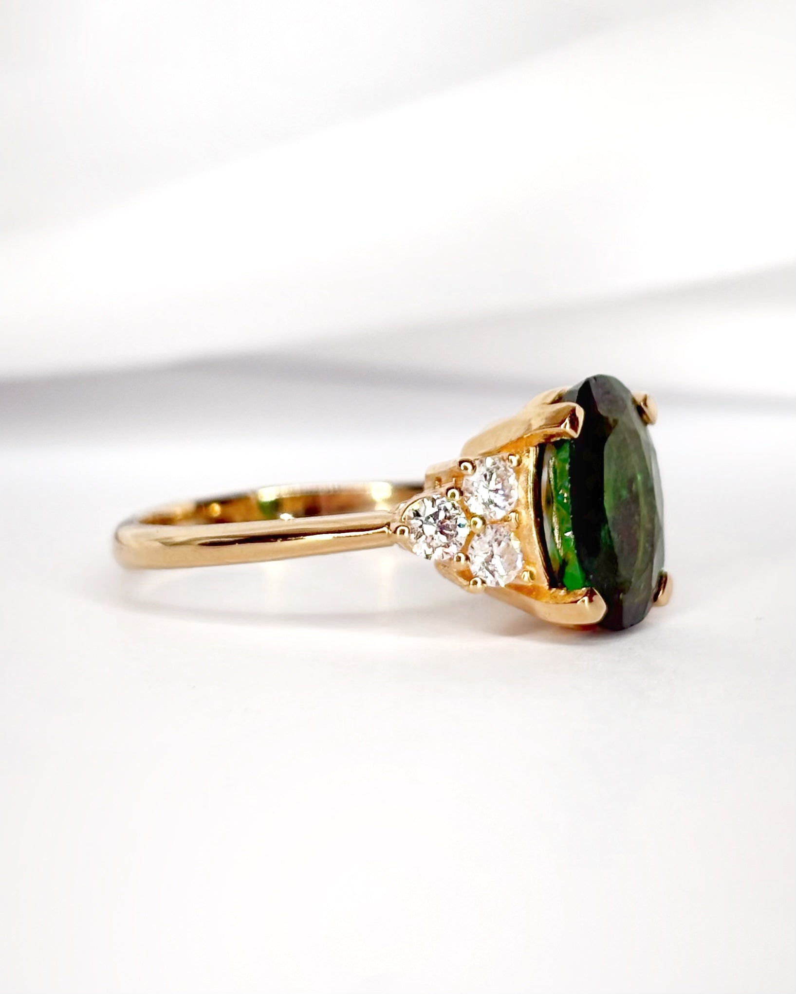 Bague Trilogie Grenat Tsavorite 2.60 carats & Diamants 0.36 carat "Tara" - Elliade Paris