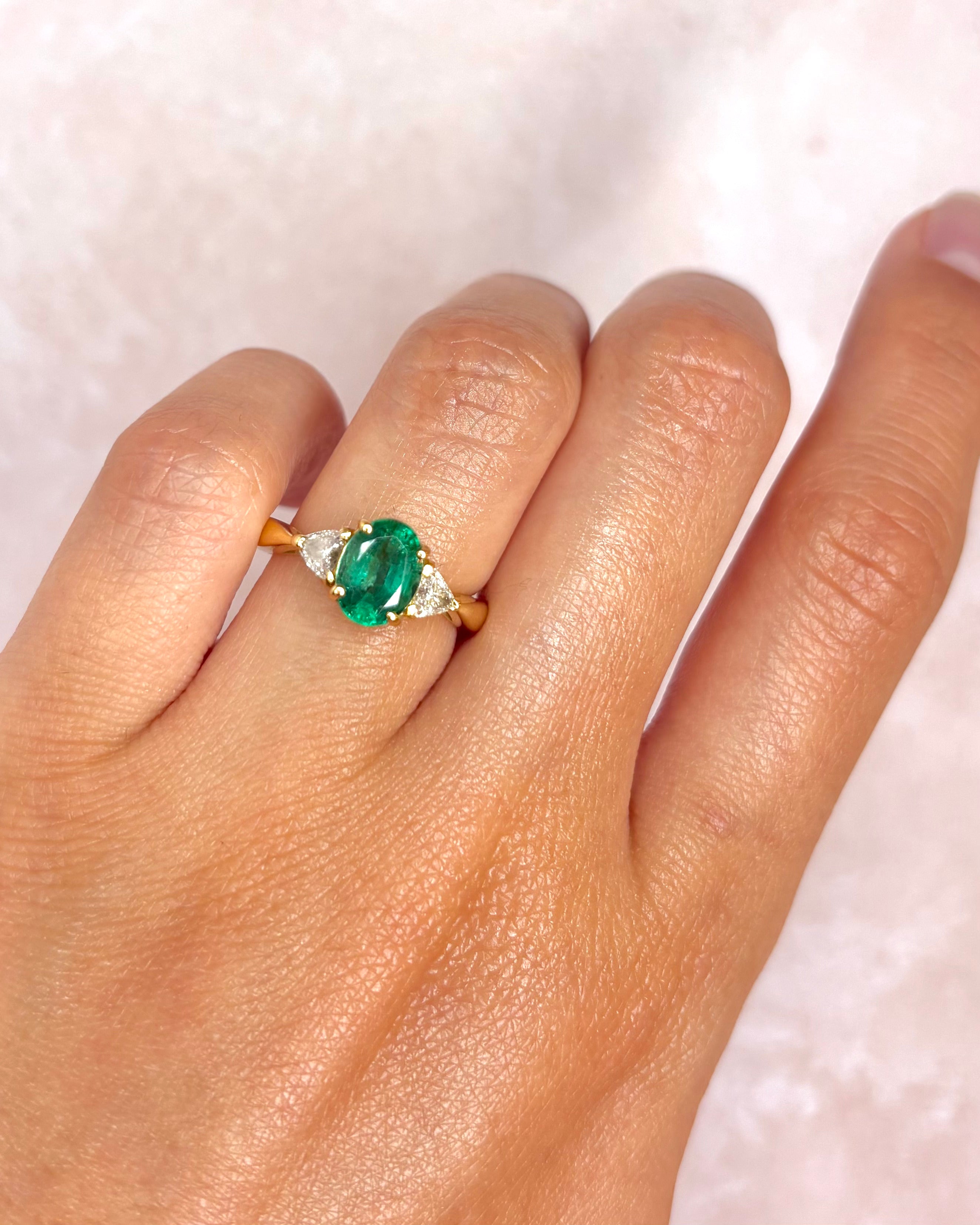 Bague Trilogie Émeraude 1.26 carat & Diamants Troïdia 0.44 carat "Elora"