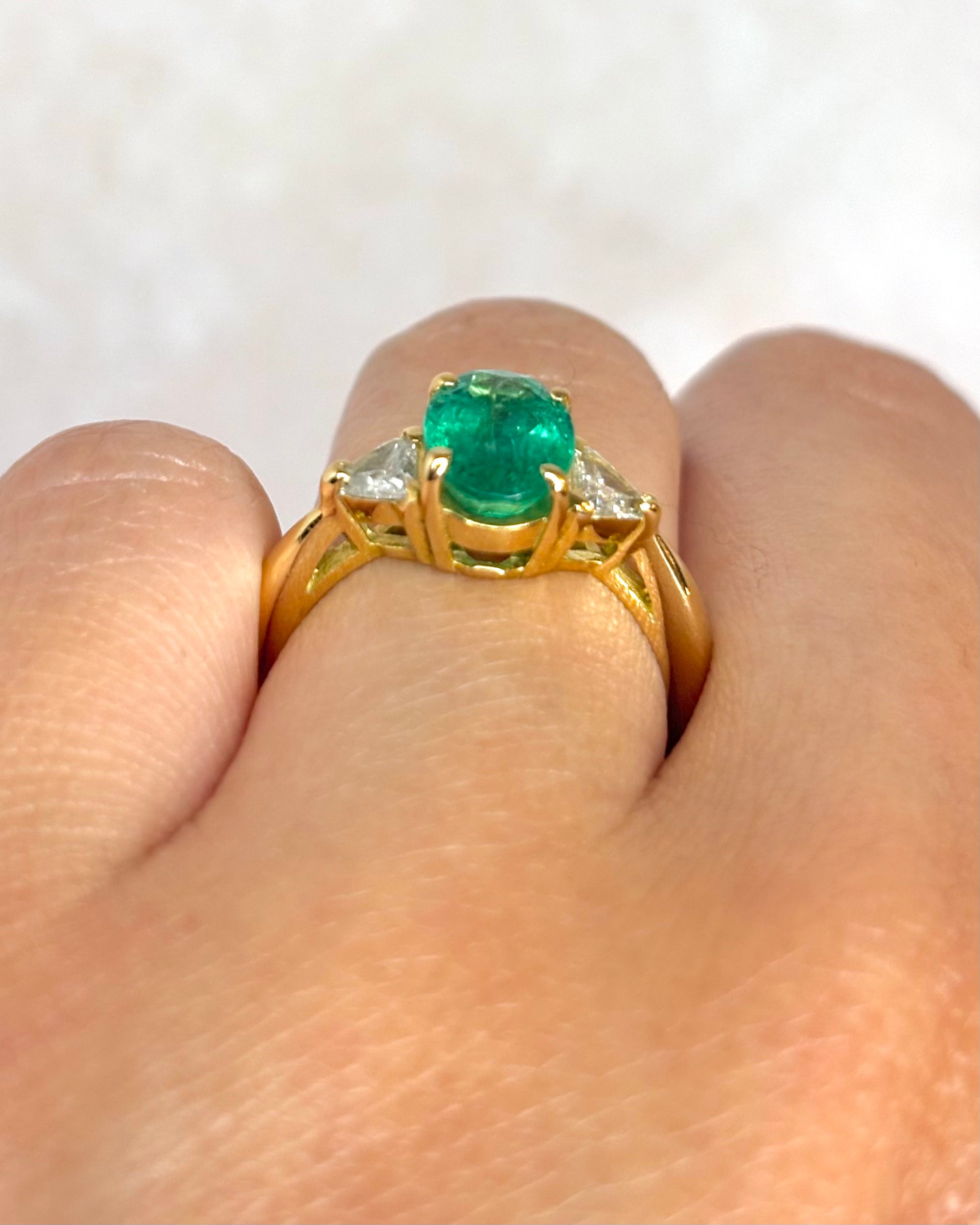 Bague Trilogie Émeraude 1.26 carat & Diamants Troïdia 0.44 carat "Elora"