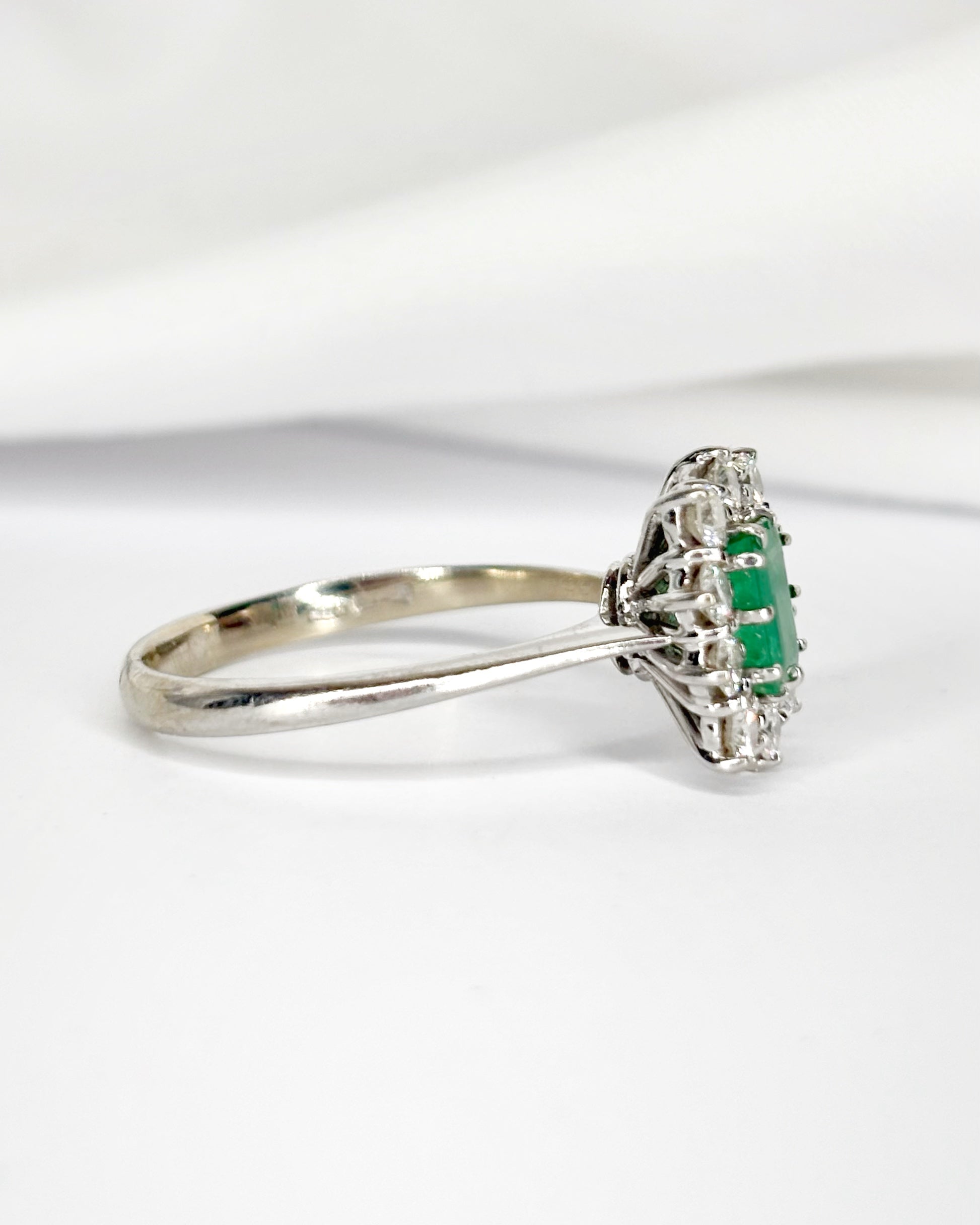 Bague Marguerite Émeraude 0.61 carat & Diamants 0.50 carat "Ségolène" - Elliade Paris