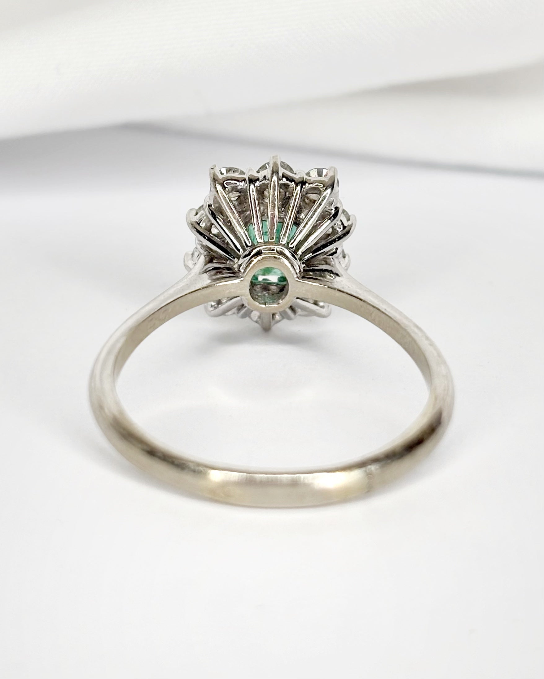 Bague Marguerite Émeraude 0.61 carat & Diamants 0.50 carat "Ségolène" - Elliade Paris