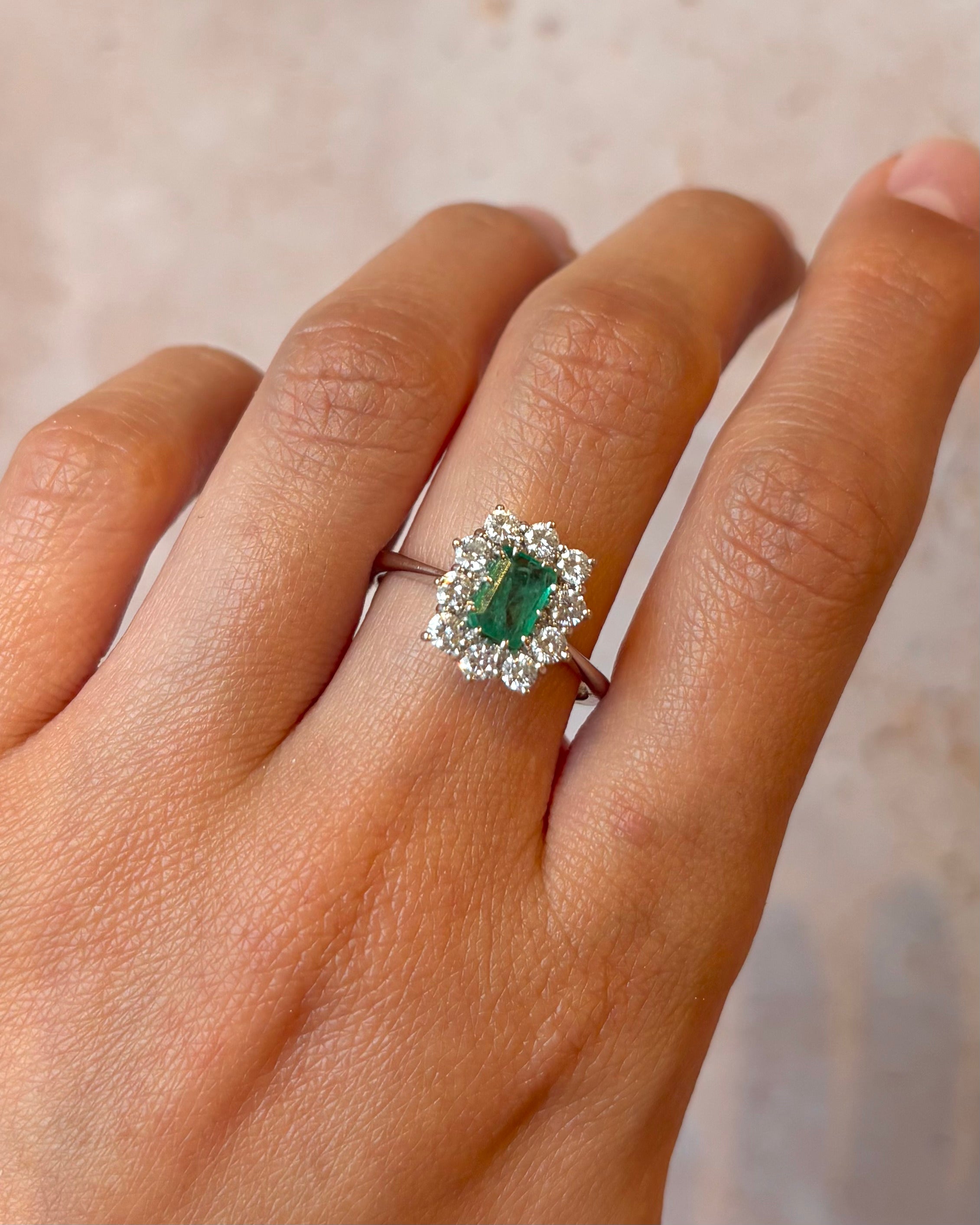 Bague Marguerite Émeraude 0.61 carat & Diamants 0.50 carat "Ségolène" - Elliade Paris