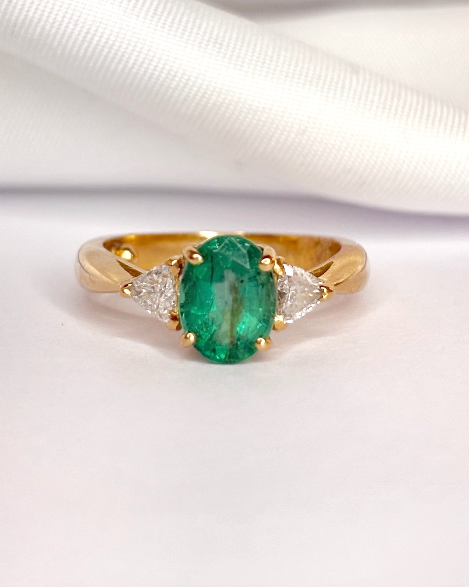 Bague Trilogie Émeraude 1.26 carat & Diamants Troïdia 0.44 carat "Elora"