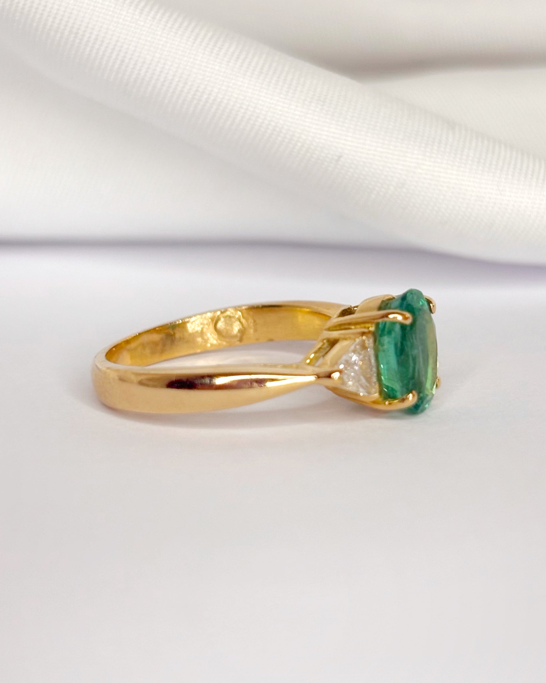 Bague Trilogie Émeraude 1.26 carat & Diamants Troïdia 0.44 carat "Elora"