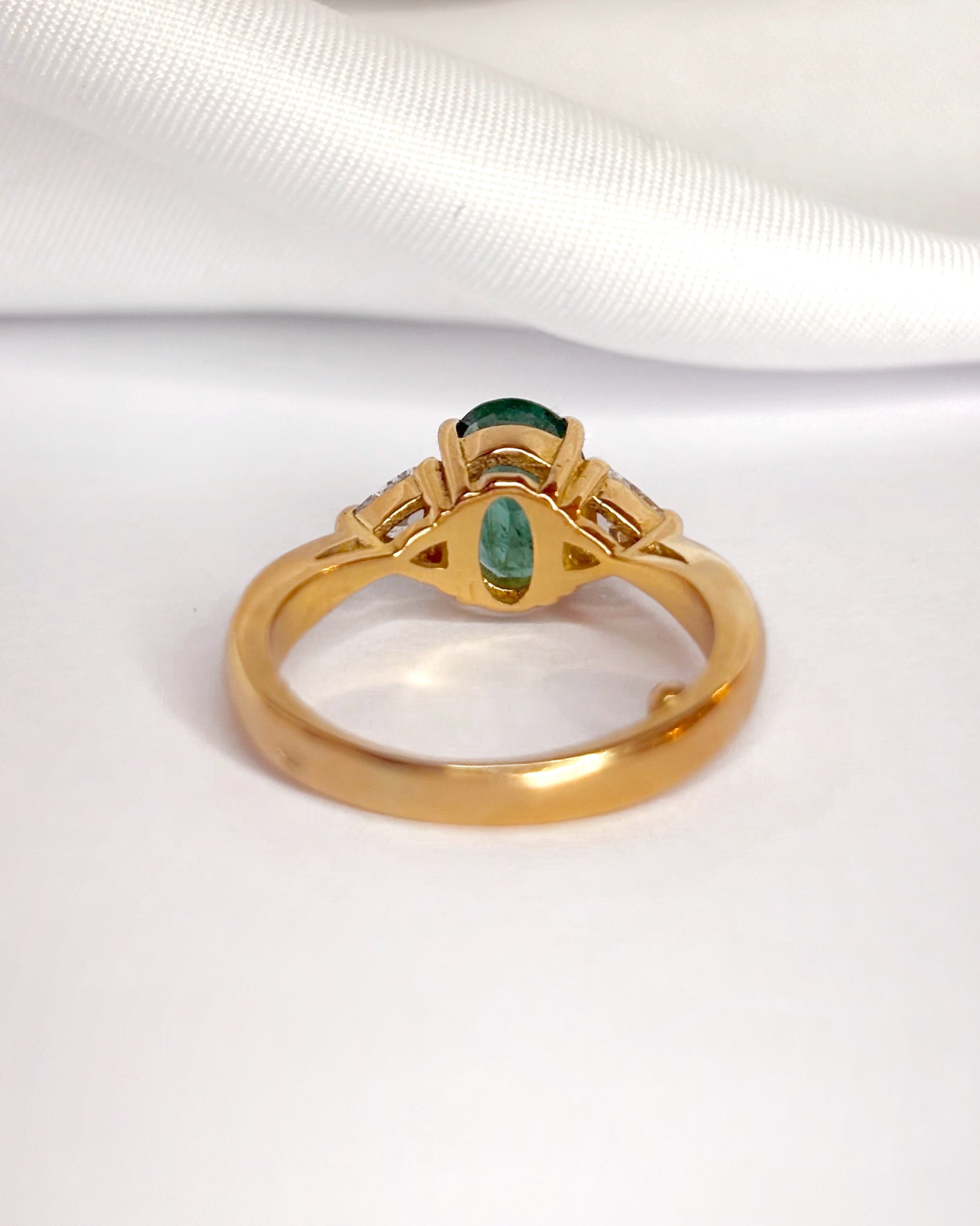 Bague Trilogie Émeraude 1.26 carat & Diamants Troïdia 0.44 carat "Elora"