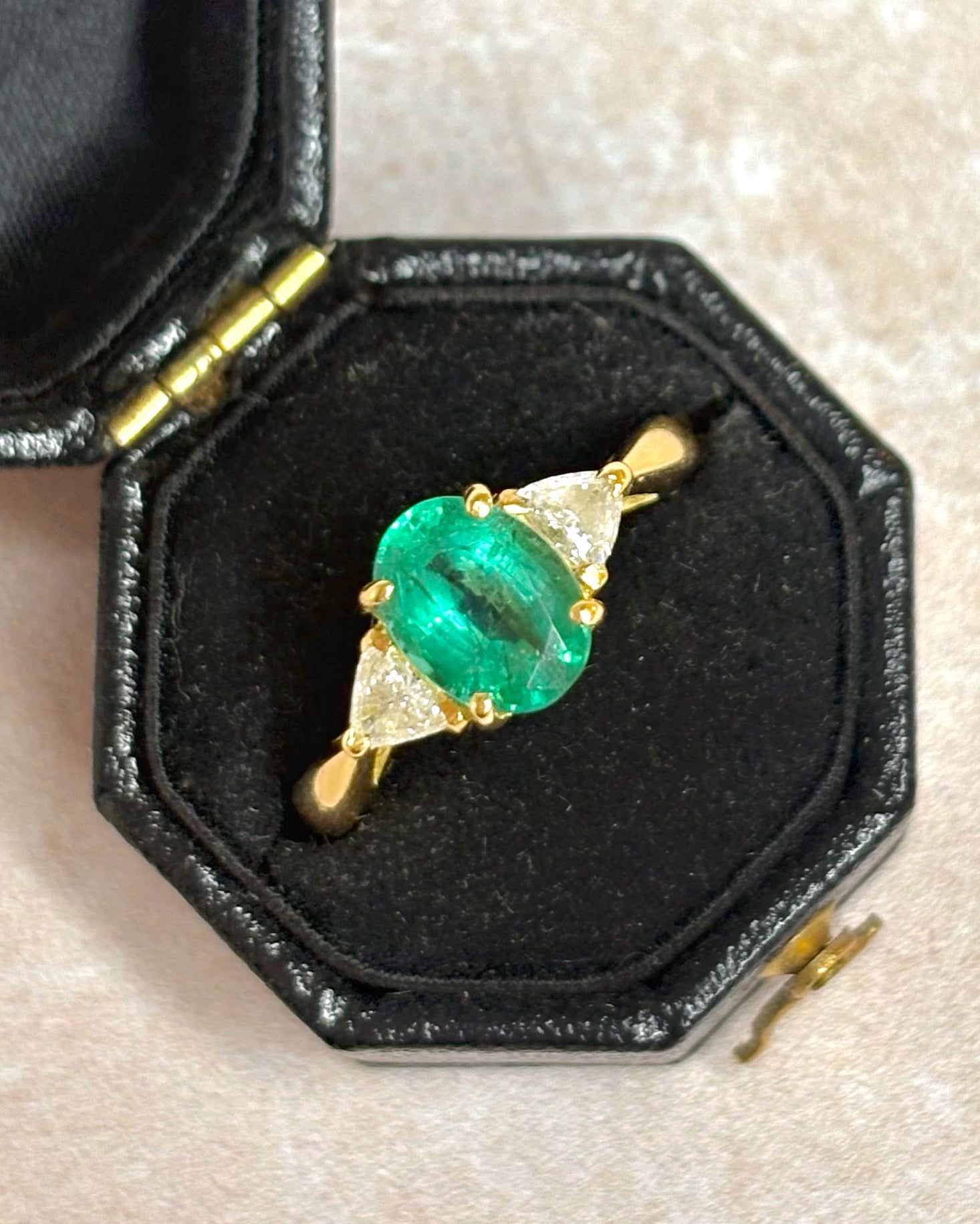 Bague Trilogie Émeraude 1.26 carat & Diamants Troïdia 0.44 carat "Elora"