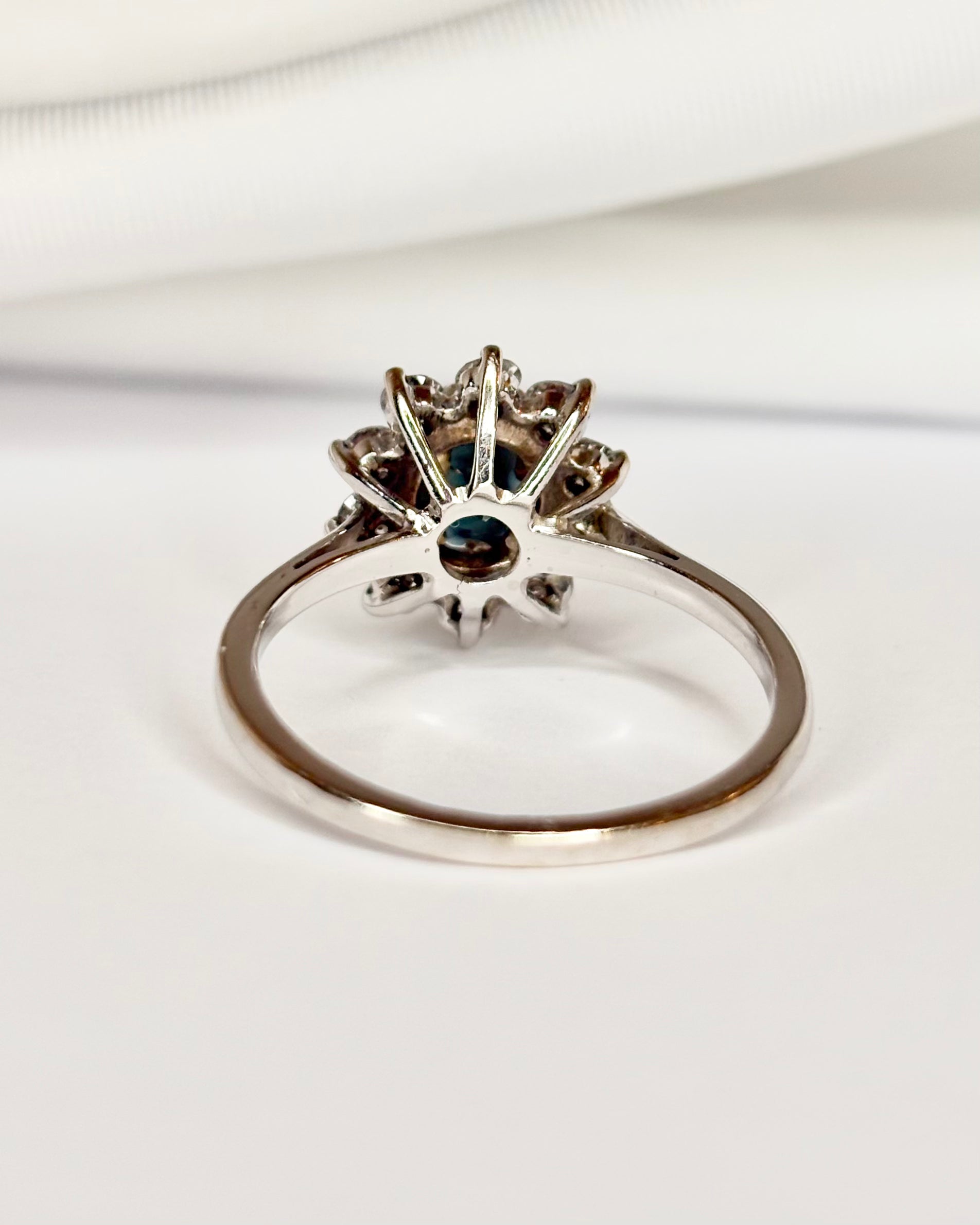 Bague Marguerite Saphir 1.25 carat & Diamants 0.50 carat "June" - Elliade Paris