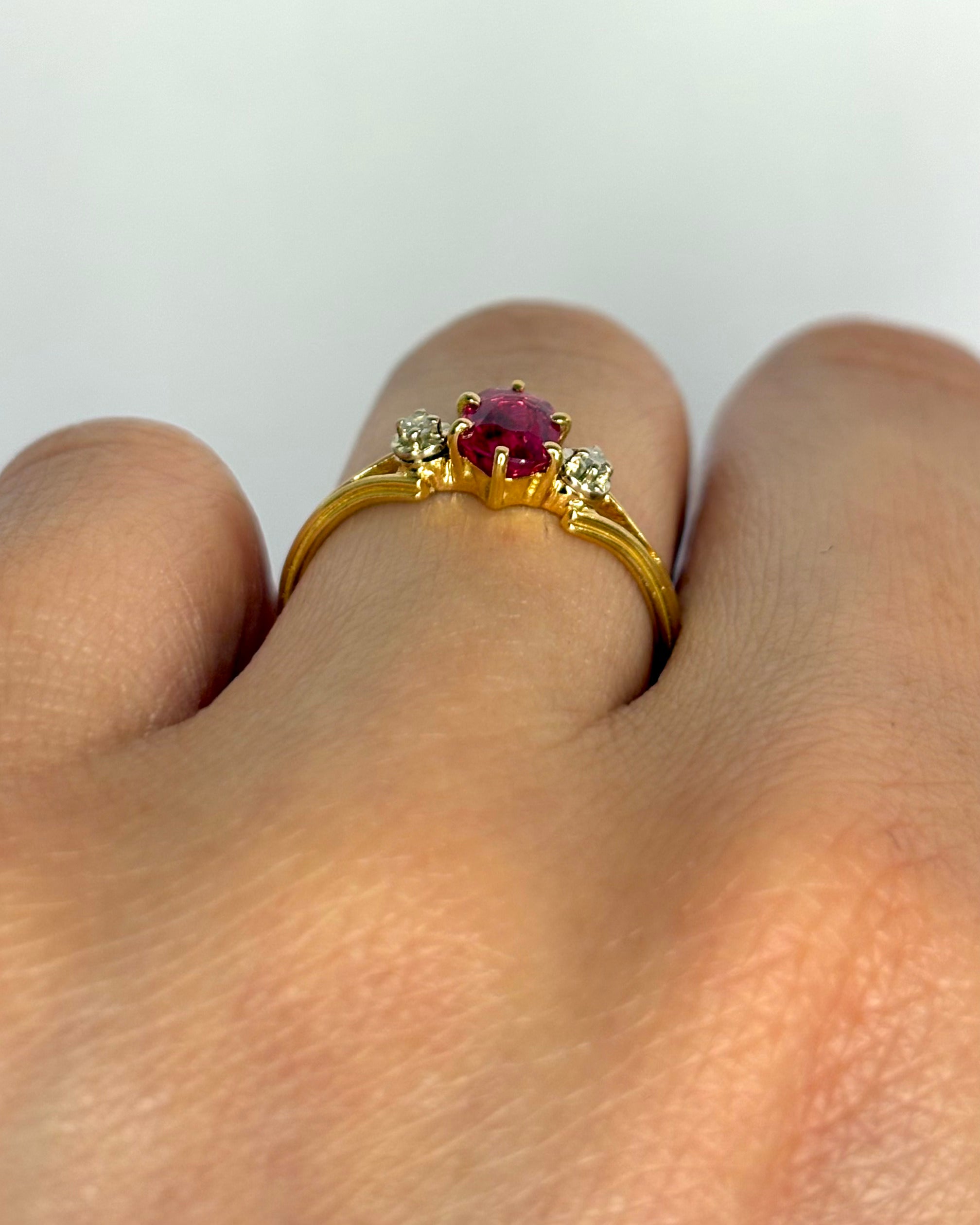 Anillo Trilogía Rubíes 0,38 quilates y Diamantes "Alia"