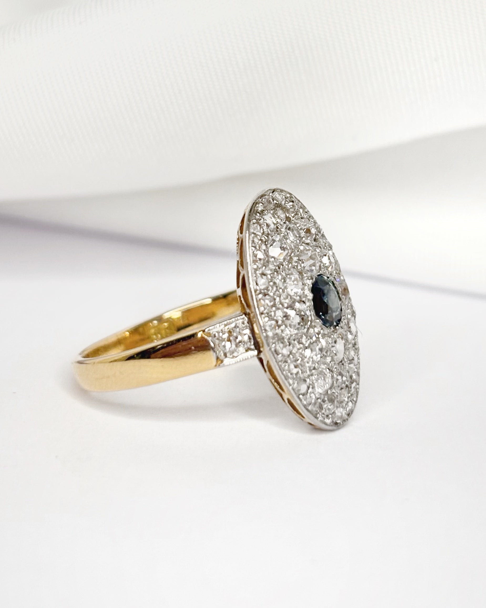 Anillo Marquise Estilo Art-Déco Zafiro y Diamantes 0,92 quilates "Isabeau"