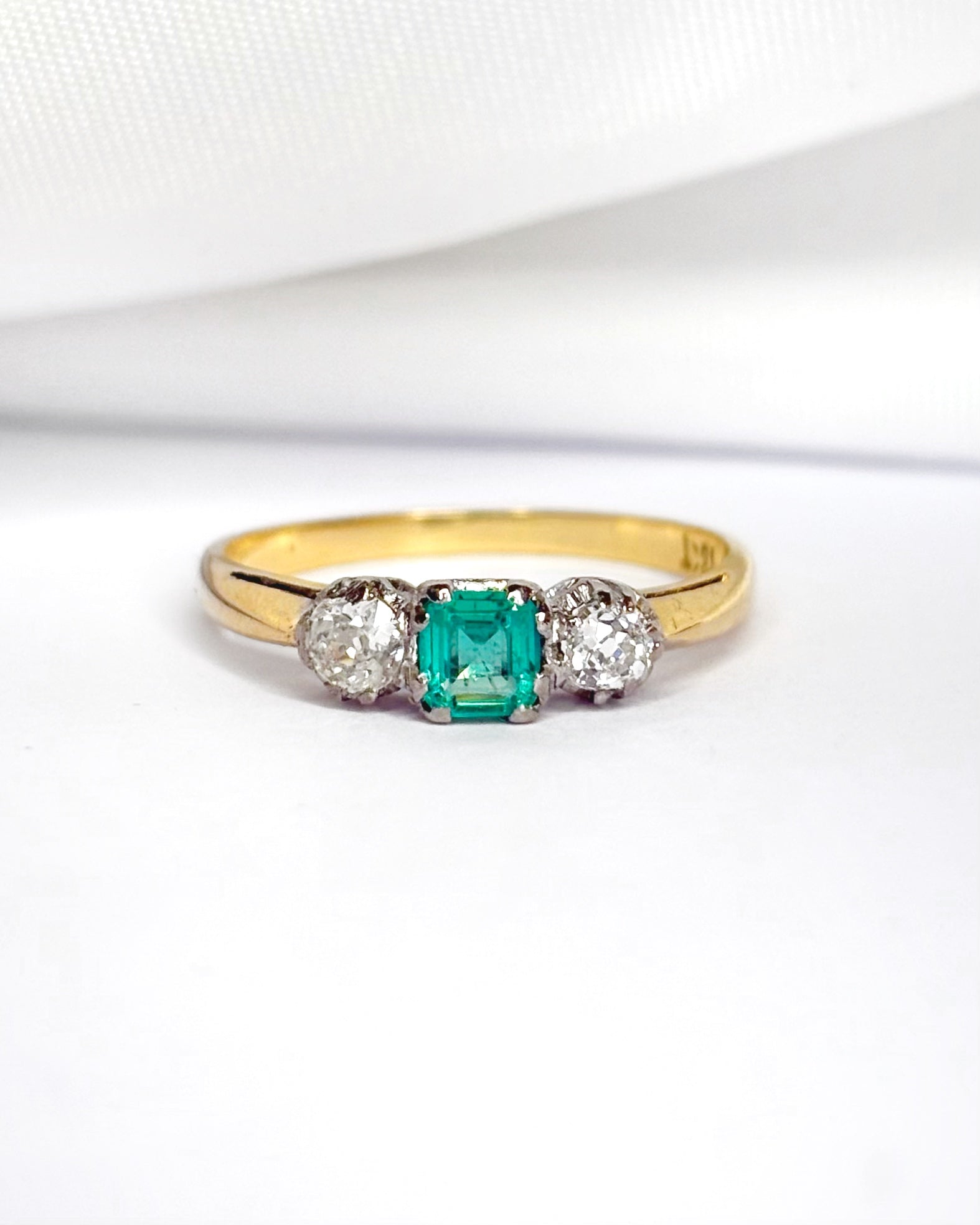 Emerald Trilogy Ring 0.24 Carat & Diamonds "Lucia"