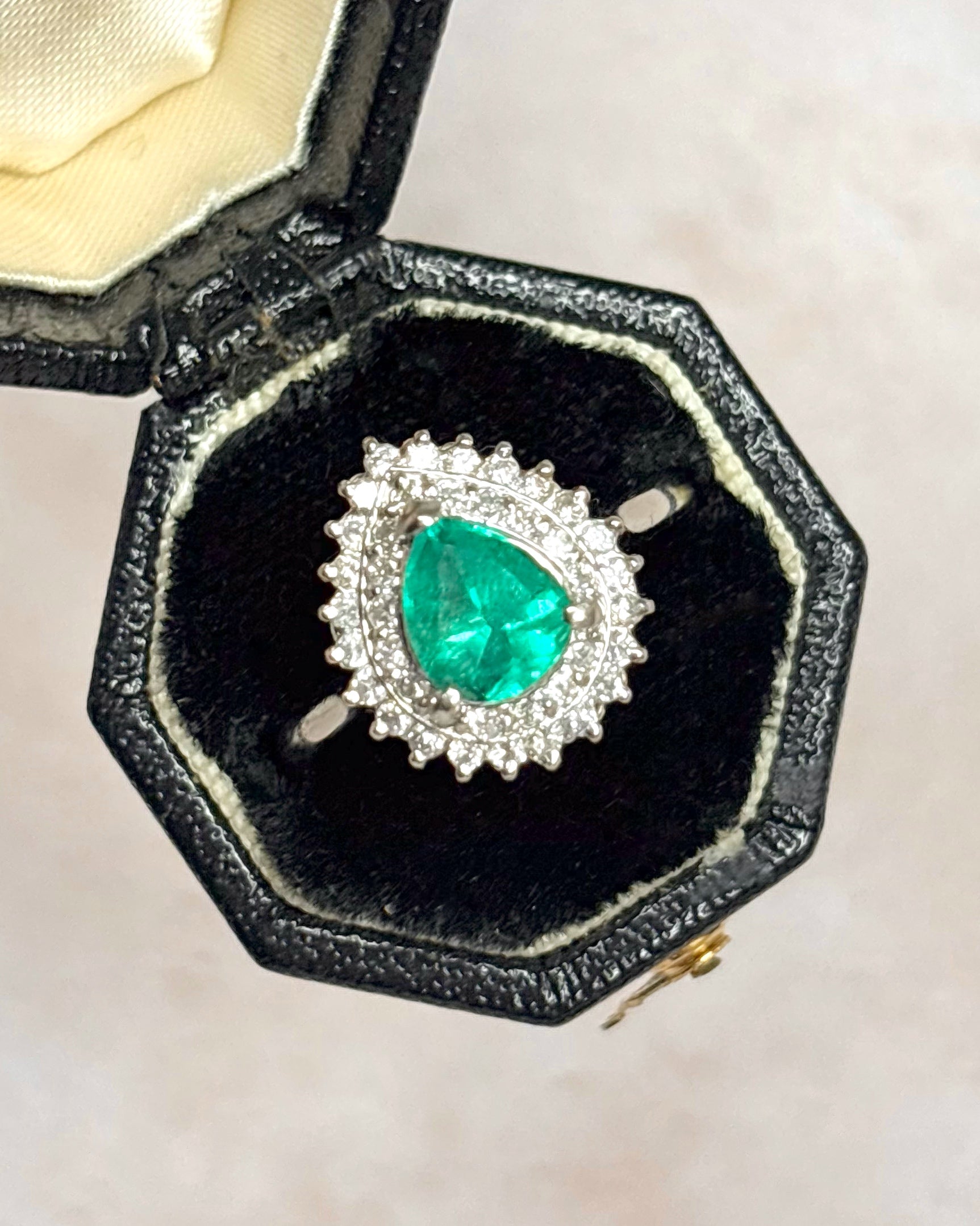 Anillo Margarita Esmeralda Colombiana 0.86 quilates y Diamantes 0.36 quilates "Mathilda"