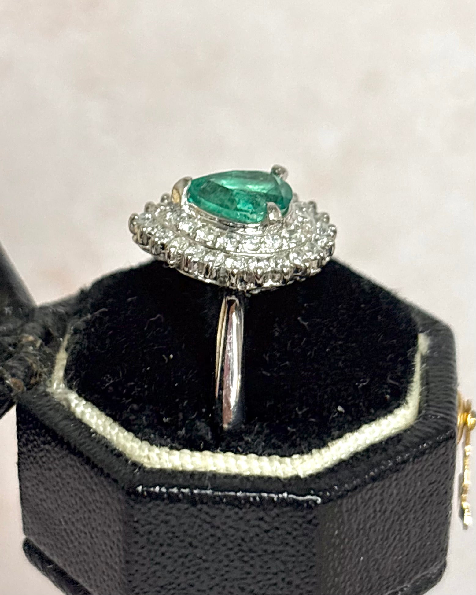 Anillo Margarita Esmeralda Colombiana 0.86 quilates y Diamantes 0.36 quilates "Mathilda"
