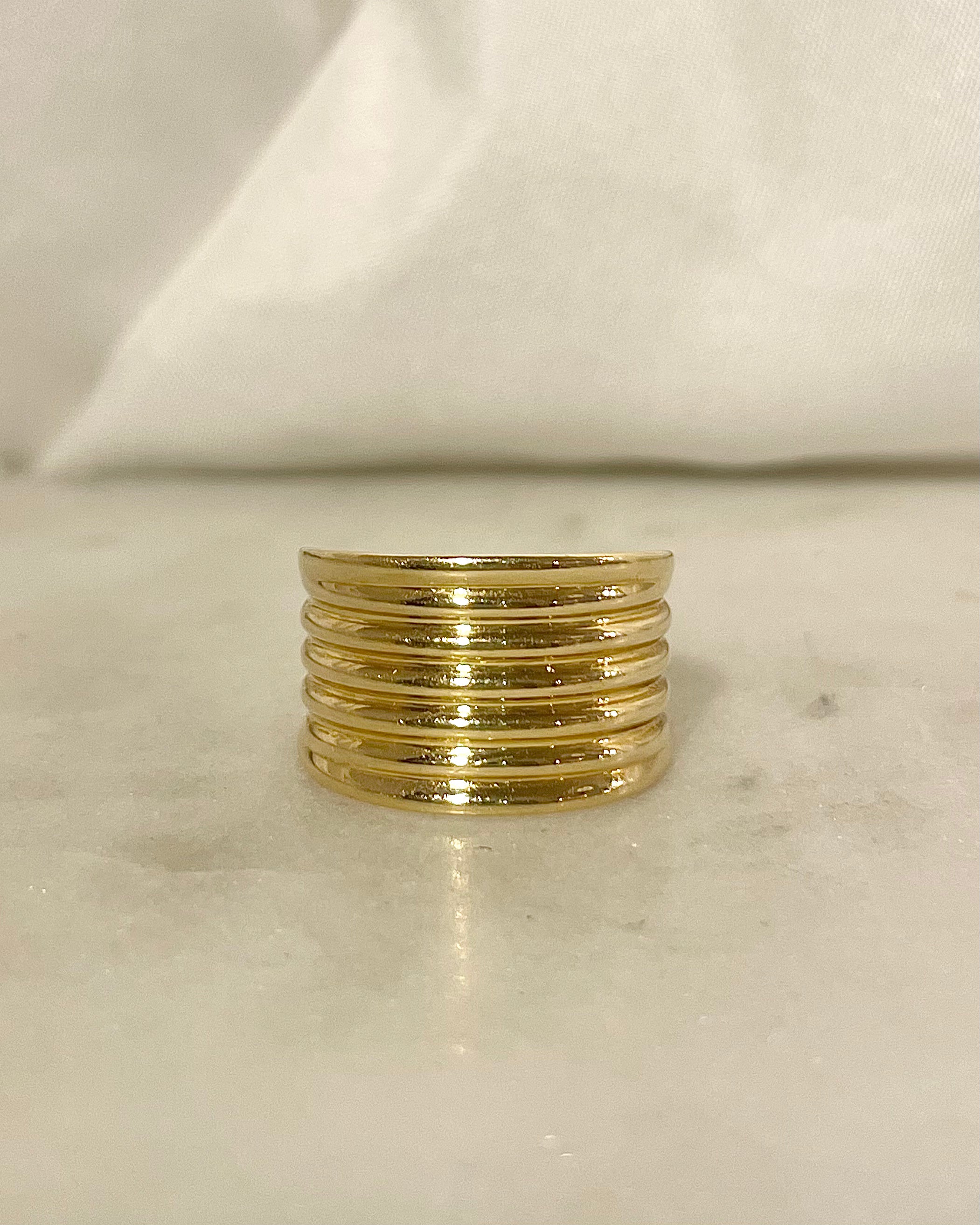 Anillo brazalete de oro de 18 quilates "Melania"