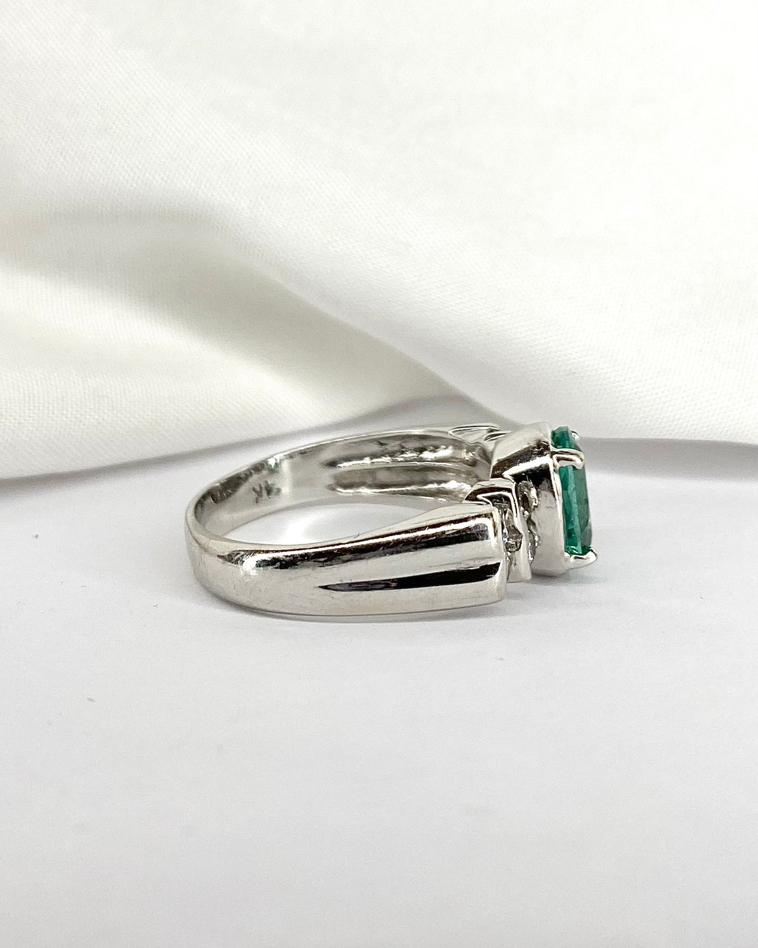 Bague Jonc Émeraude 1.70 carat & 8 Diamants "Fiona"