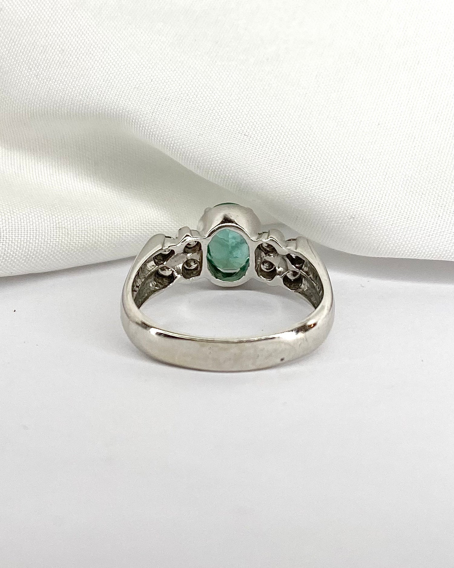 Bague Jonc Émeraude 1.70 carat & 8 Diamants "Fiona"