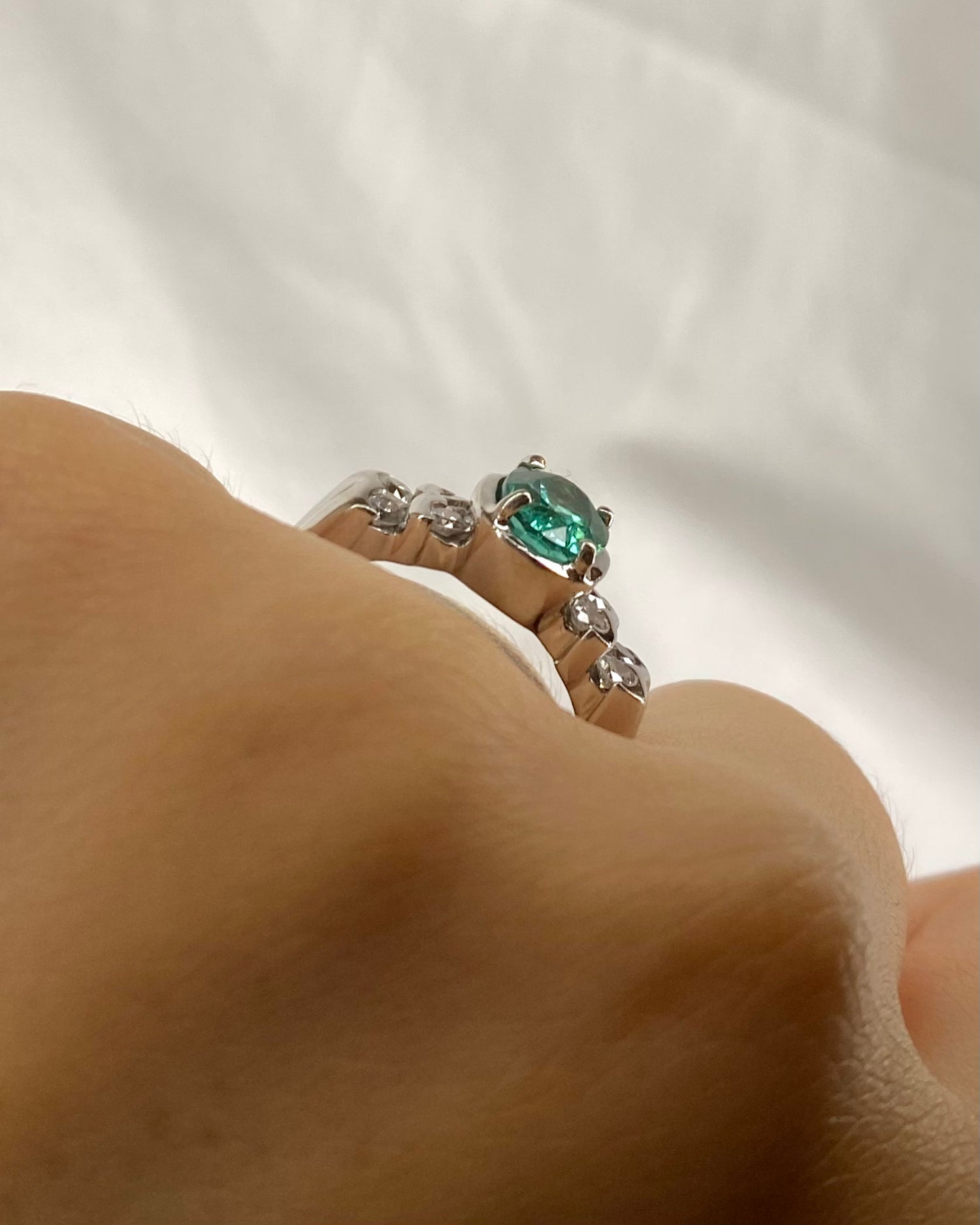 Bague Jonc Émeraude 1.70 carat & 8 Diamants "Fiona"