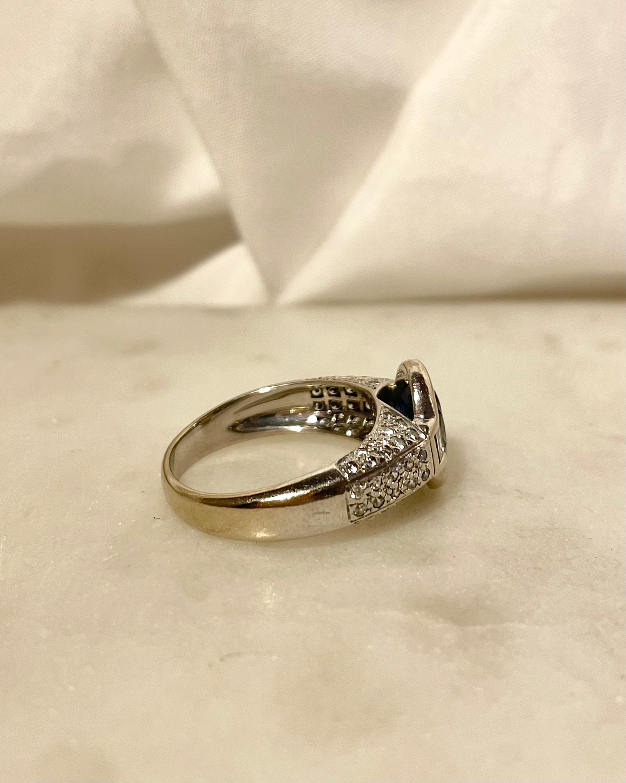 Bague Jonc Saphir 1.90 carat & 62 Diamants “Roxie”