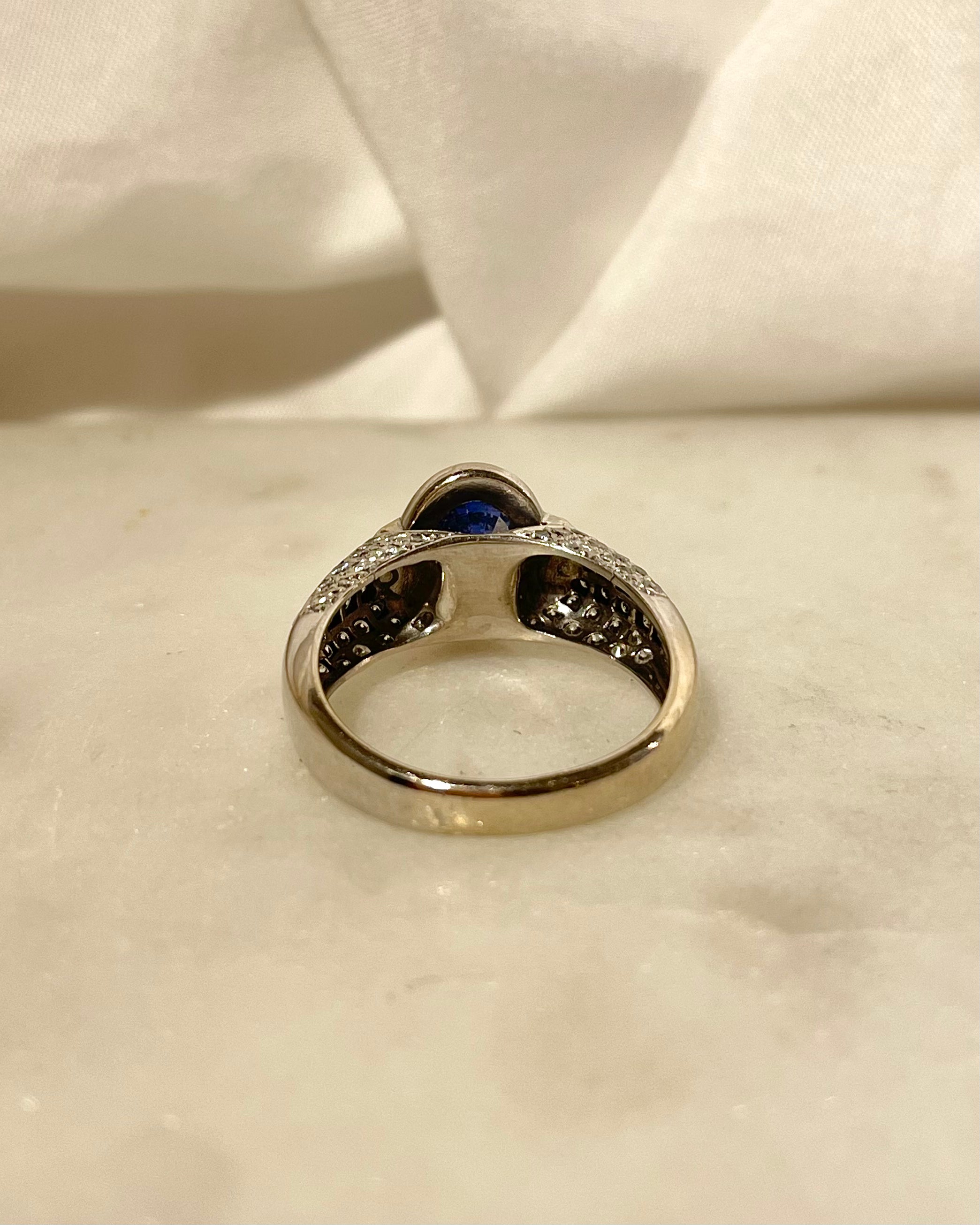 Bague Jonc Saphir 1.90 carat & 62 Diamants “Roxie”