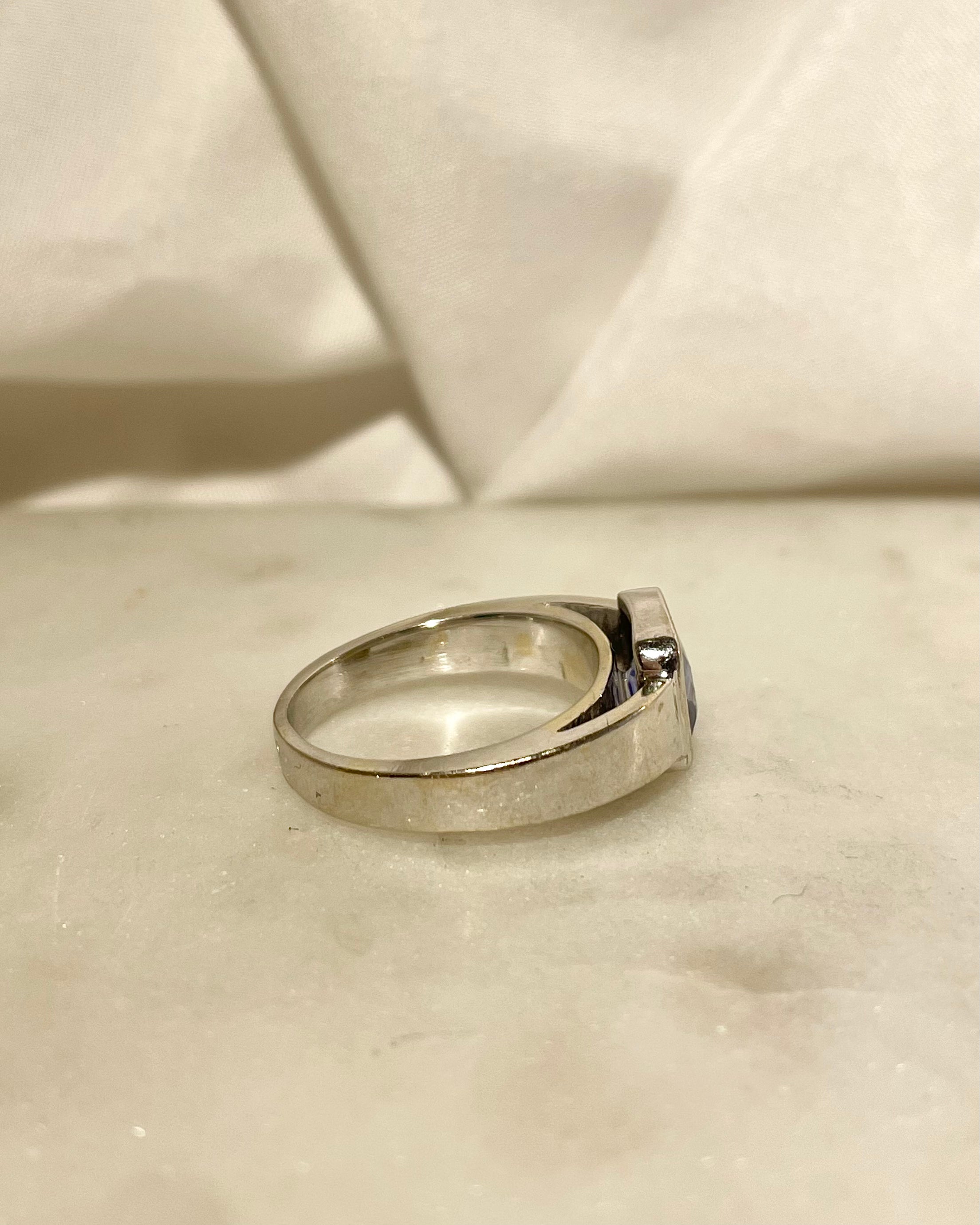 Anillo Solitario de Banda Zafiro 2 quilates "Anahi"