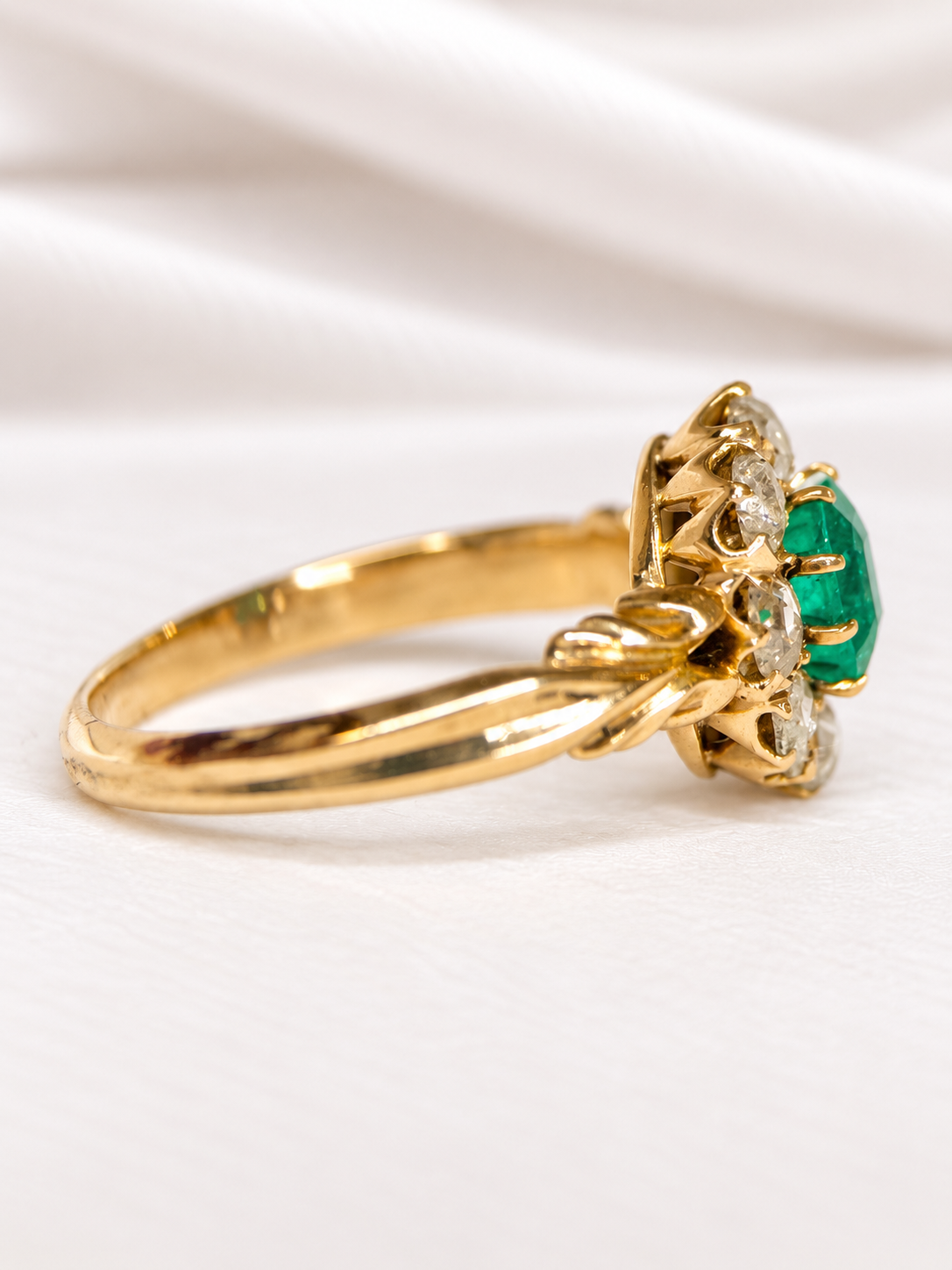 Bague Marguerite Art-Déco Émeraude 0.60 carat & Diamants 0.40 carat "Cléa"