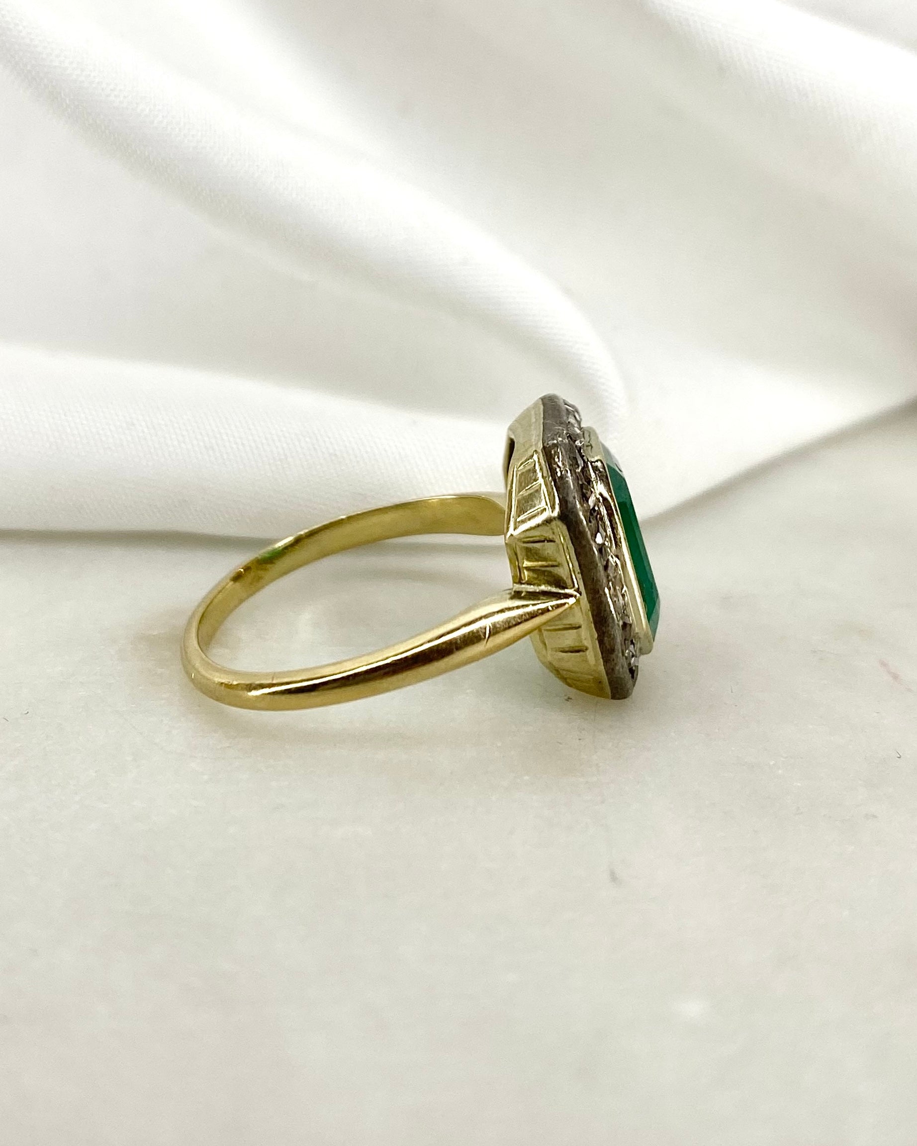 Bague XIXe siècle Marguerite Émeraude 2.65 carats & 22 Diamants "Ornella"
