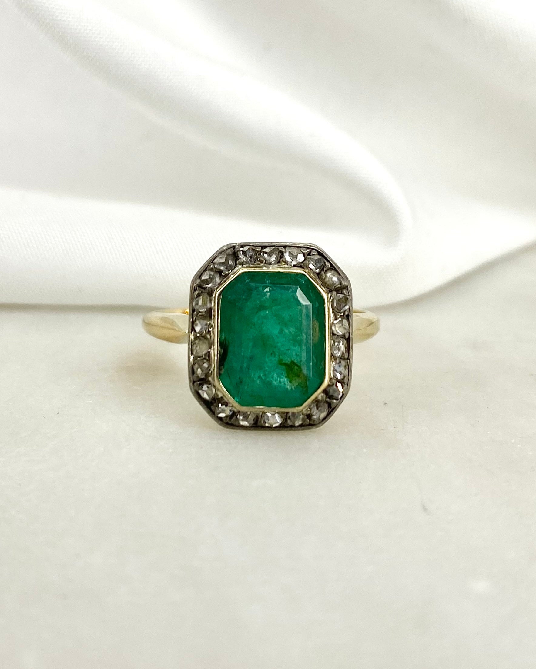 Bague XIXe siècle Marguerite Émeraude 2.65 carats & 22 Diamants "Ornella"