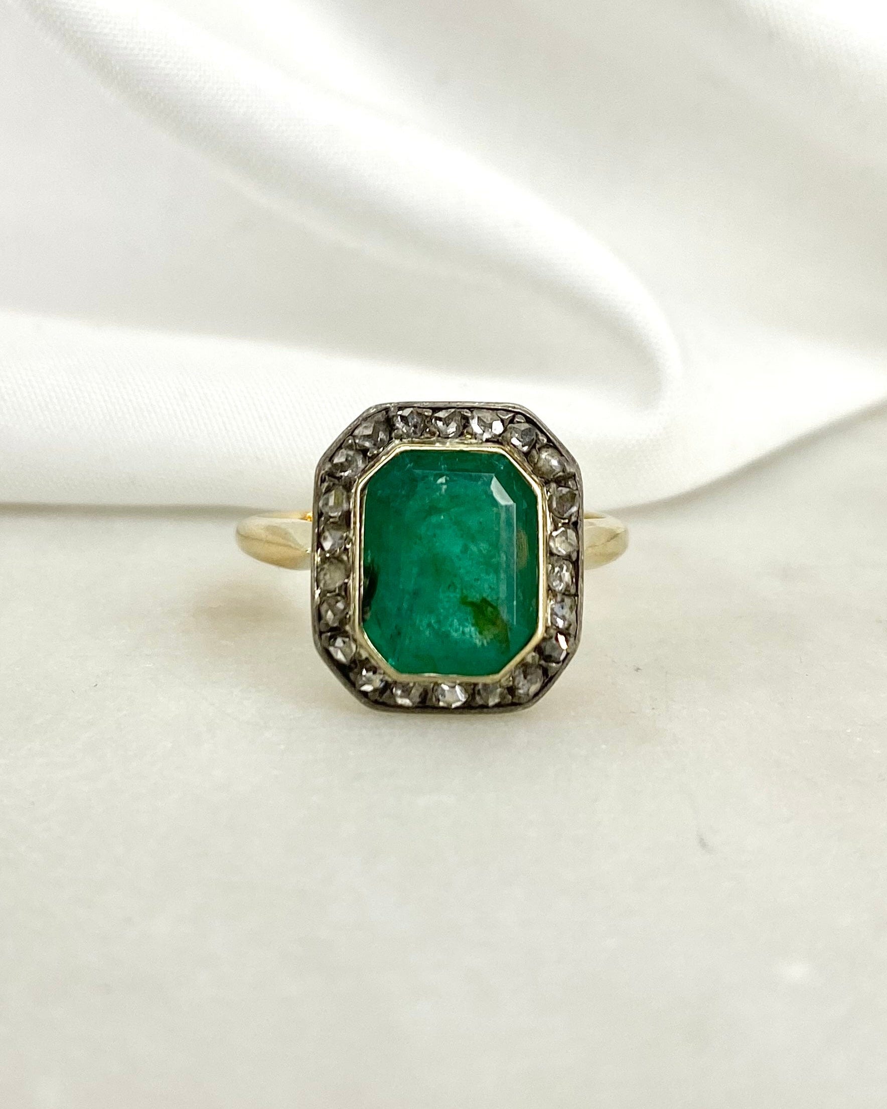 Bague XIXe siècle Marguerite Émeraude 2.65 carats & 22 Diamants "Ornella"