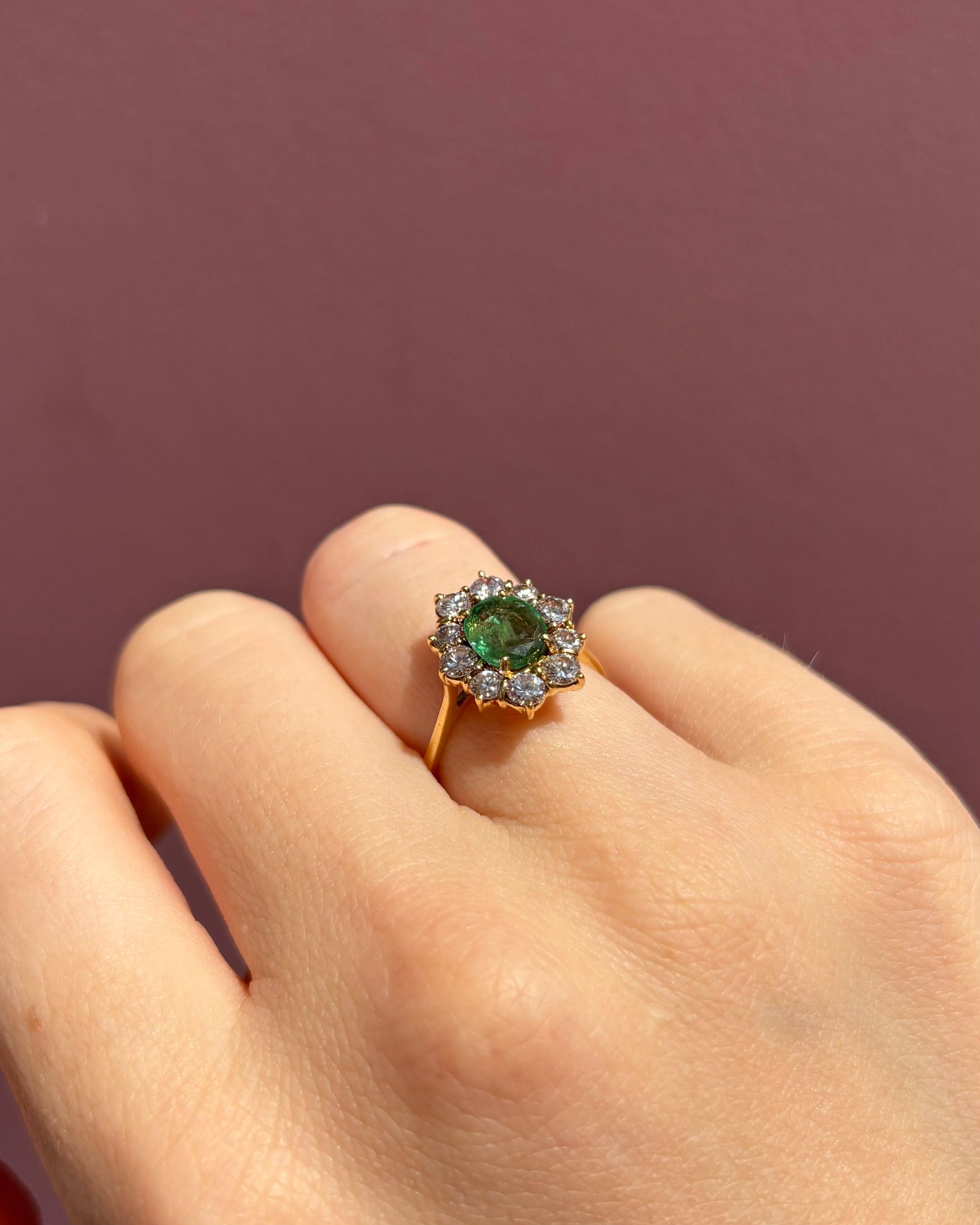 Anillo Margarita Esmeralda 0.90 quilates y Diamantes 0.92 quilates "Cyprie"