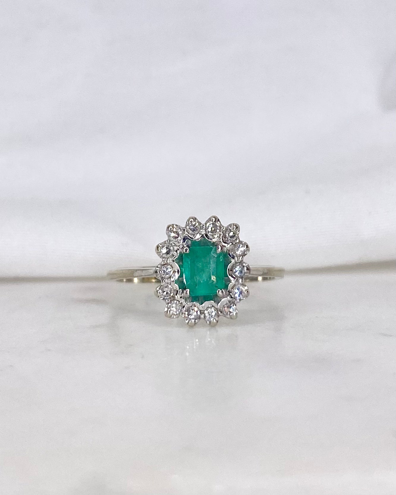 Anillo Margarita Esmeralda 0.34 quilates y Diamantes "Brune"
