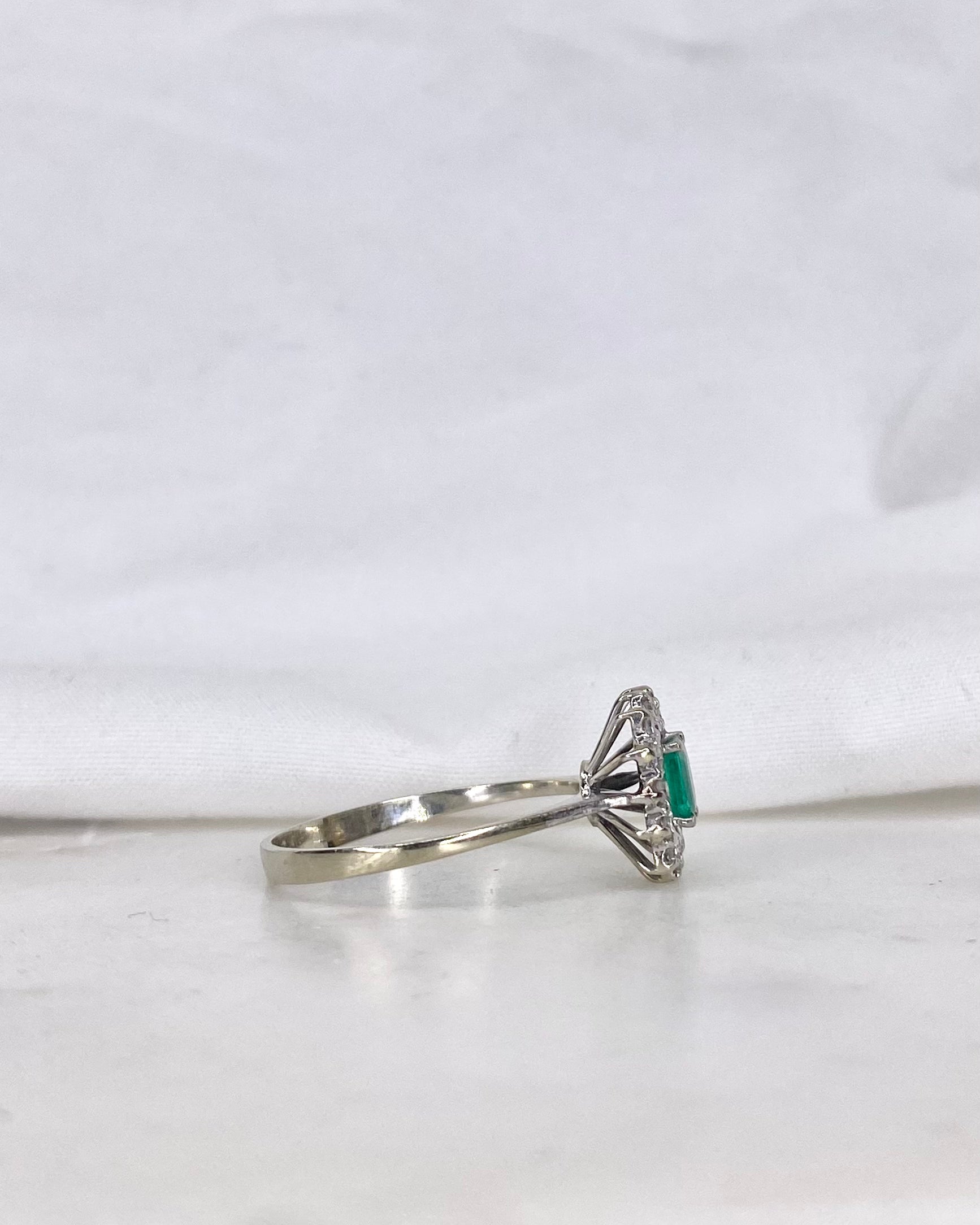 Bague Marguerite Emeraude 0.34 carat & Diamants "Brune"