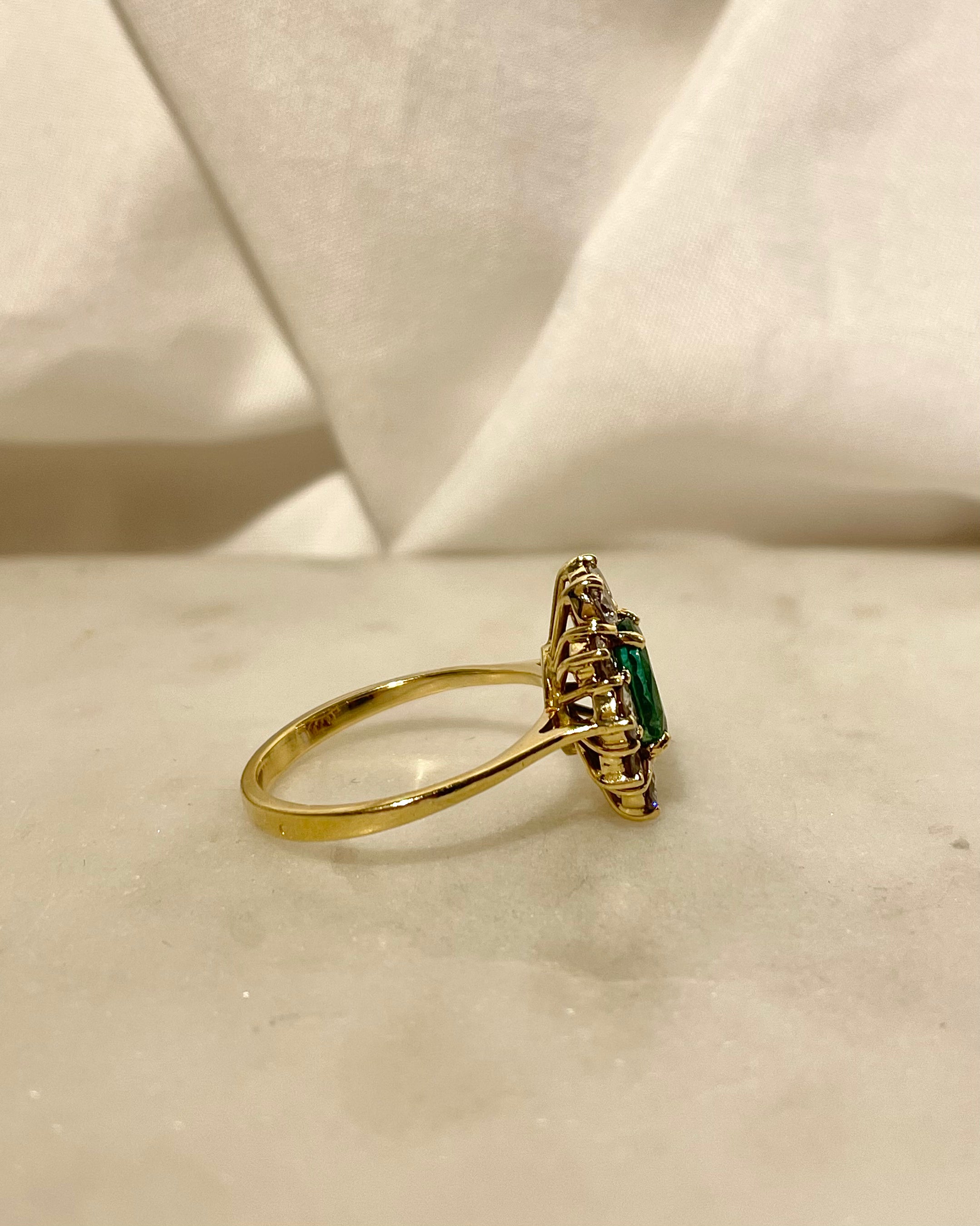 Anillo Margarita Esmeralda 0.90 quilates y Diamantes 0.92 quilates "Cyprie"