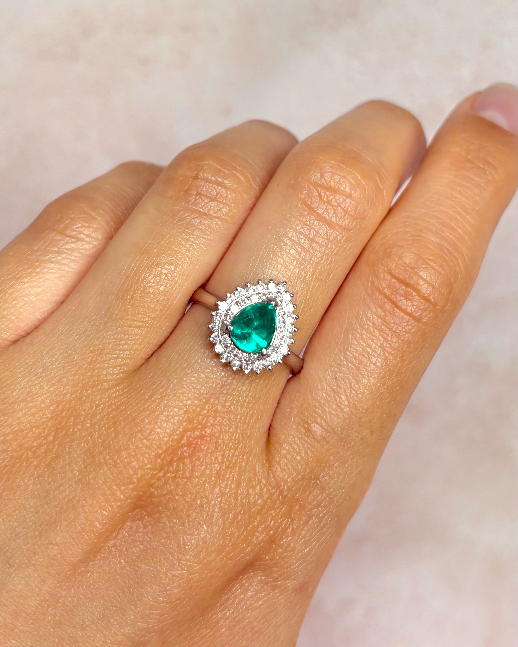 Anillo Margarita Esmeralda Colombiana 0.86 quilates y Diamantes 0.36 quilates "Mathilda"