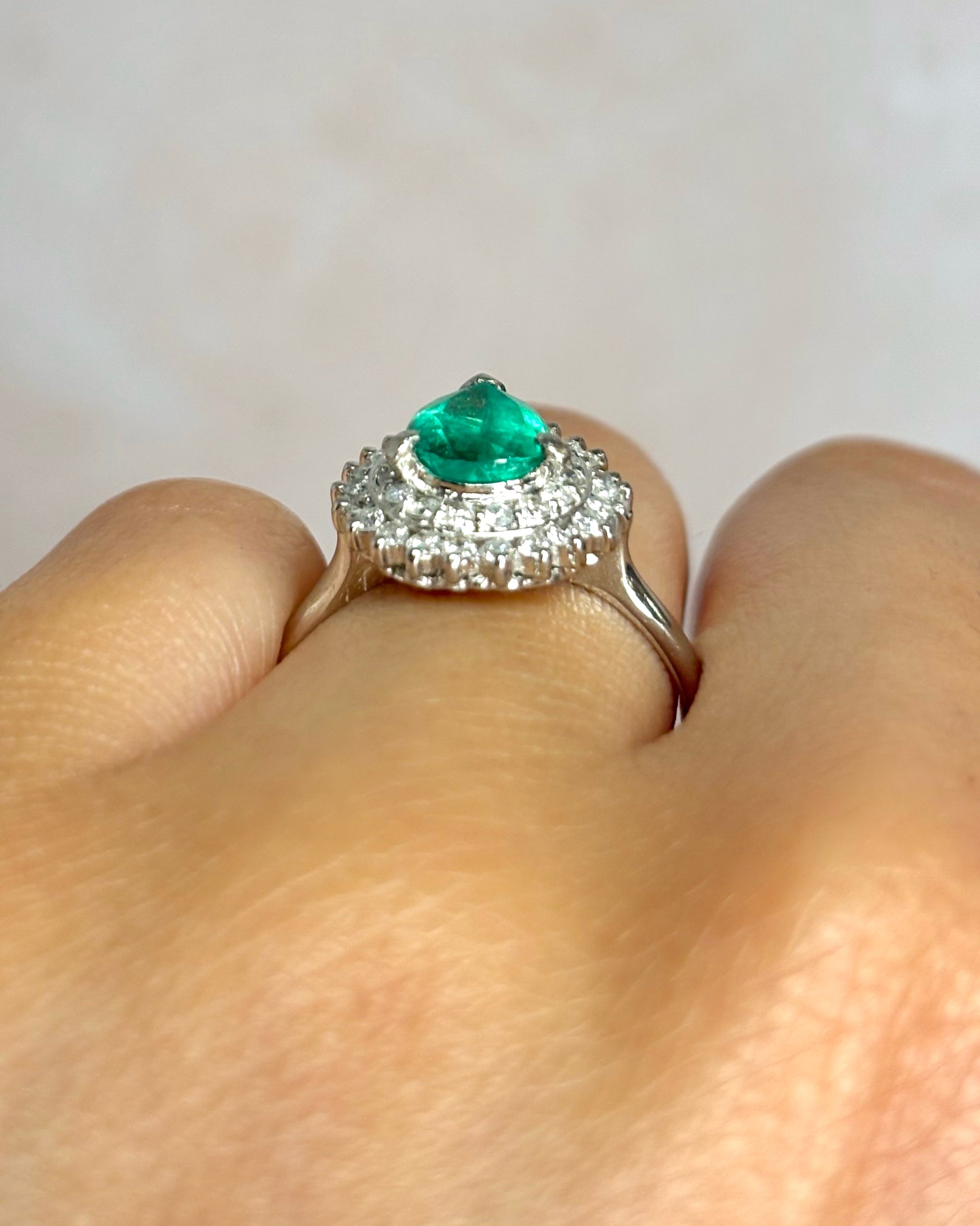 Anillo Margarita Esmeralda Colombiana 0.86 quilates y Diamantes 0.36 quilates "Mathilda"