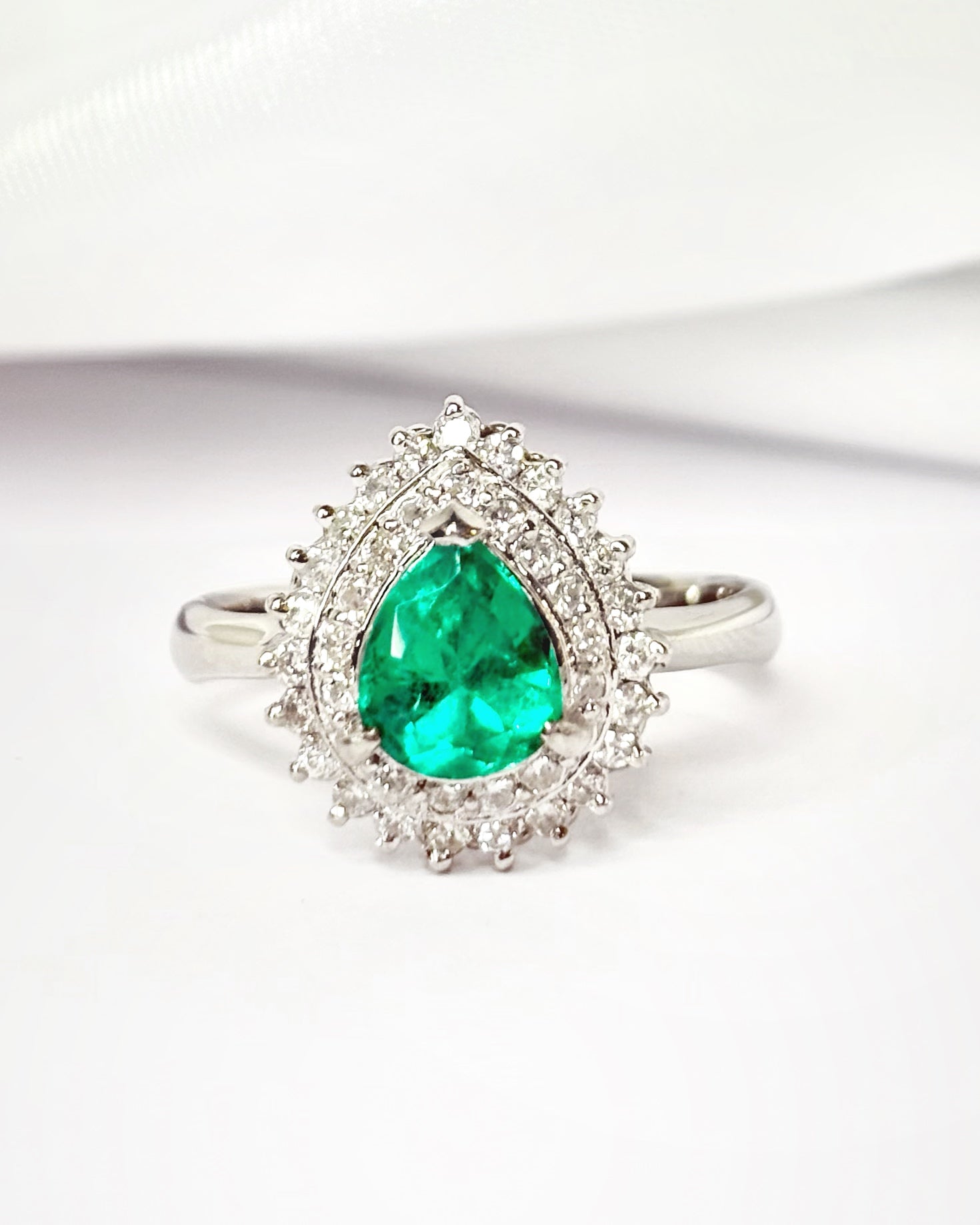 Anillo Margarita Esmeralda Colombiana 0.86 quilates y Diamantes 0.36 quilates "Mathilda"