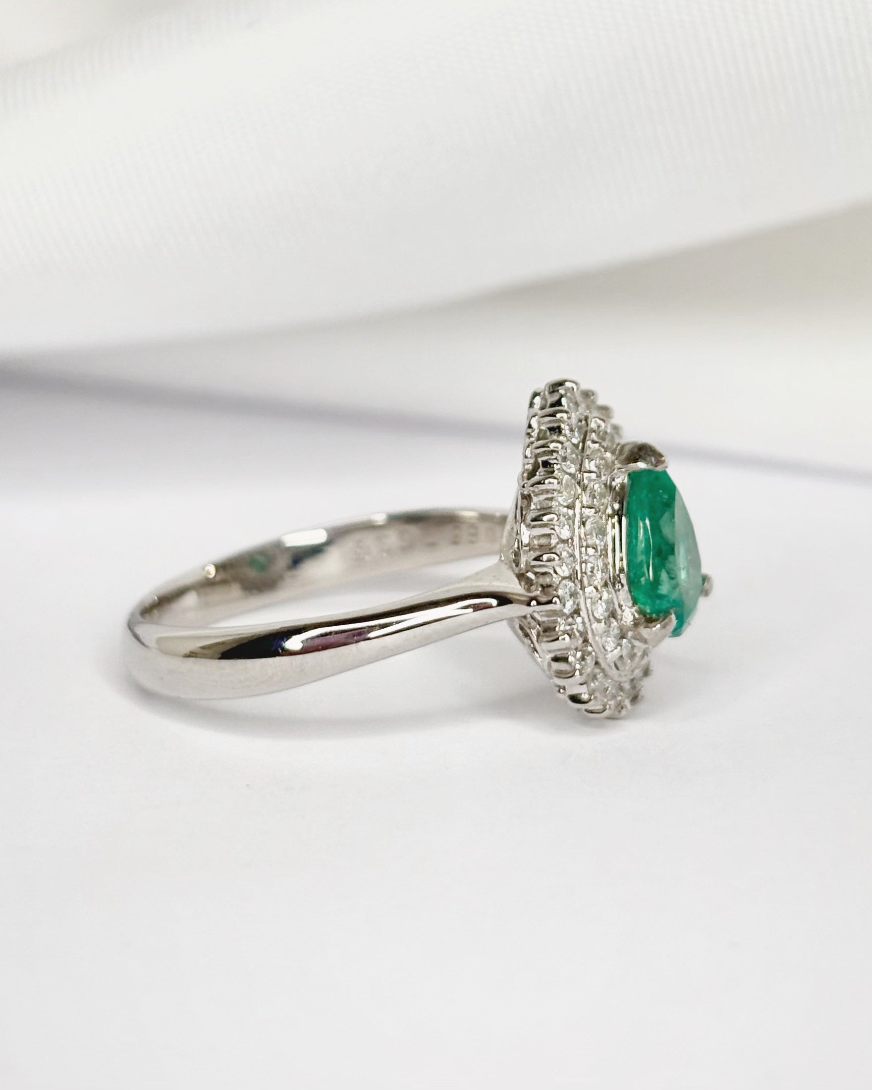Anillo Margarita Esmeralda Colombiana 0.86 quilates y Diamantes 0.36 quilates "Mathilda"