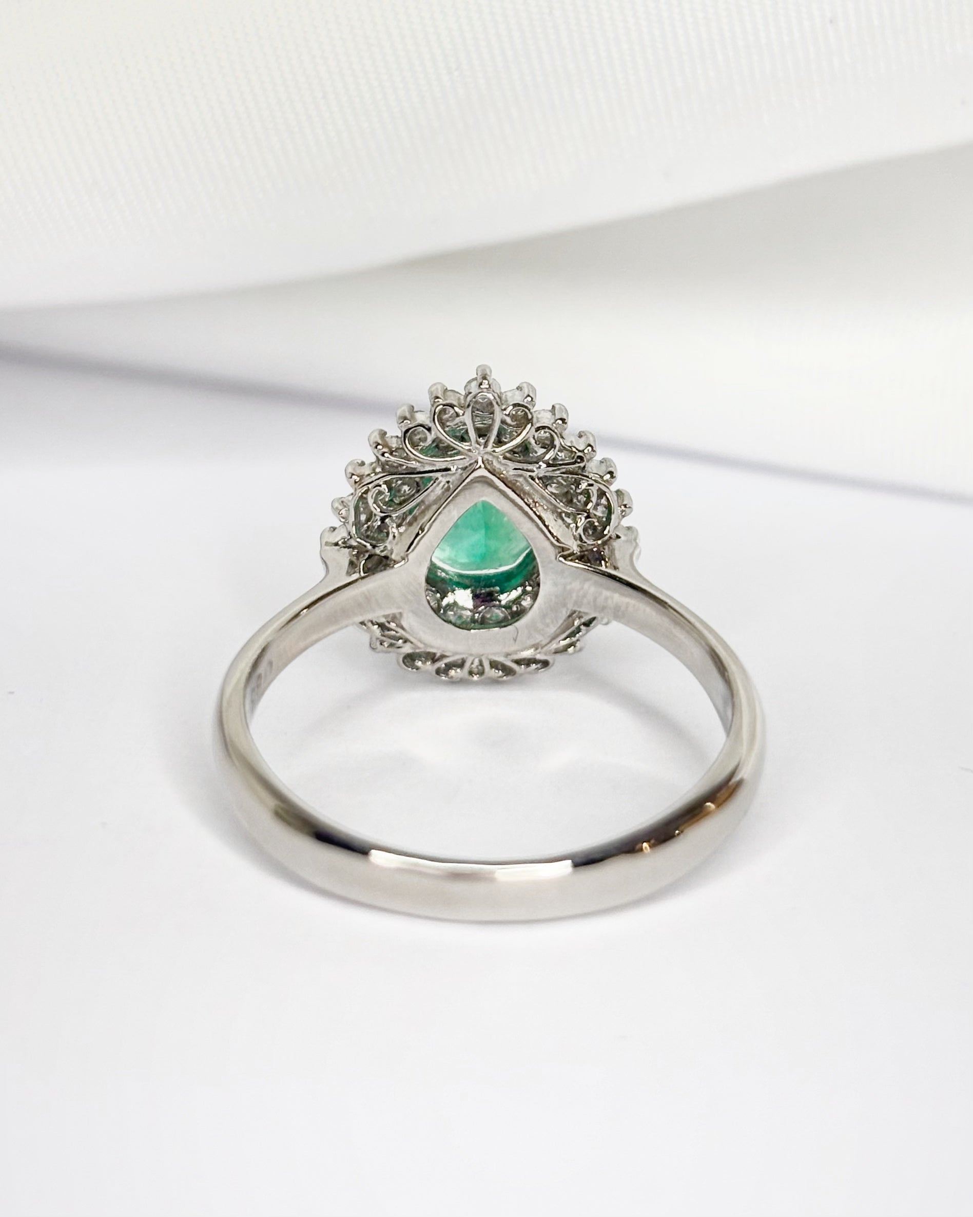 Anillo Margarita Esmeralda Colombiana 0.86 quilates y Diamantes 0.36 quilates "Mathilda"
