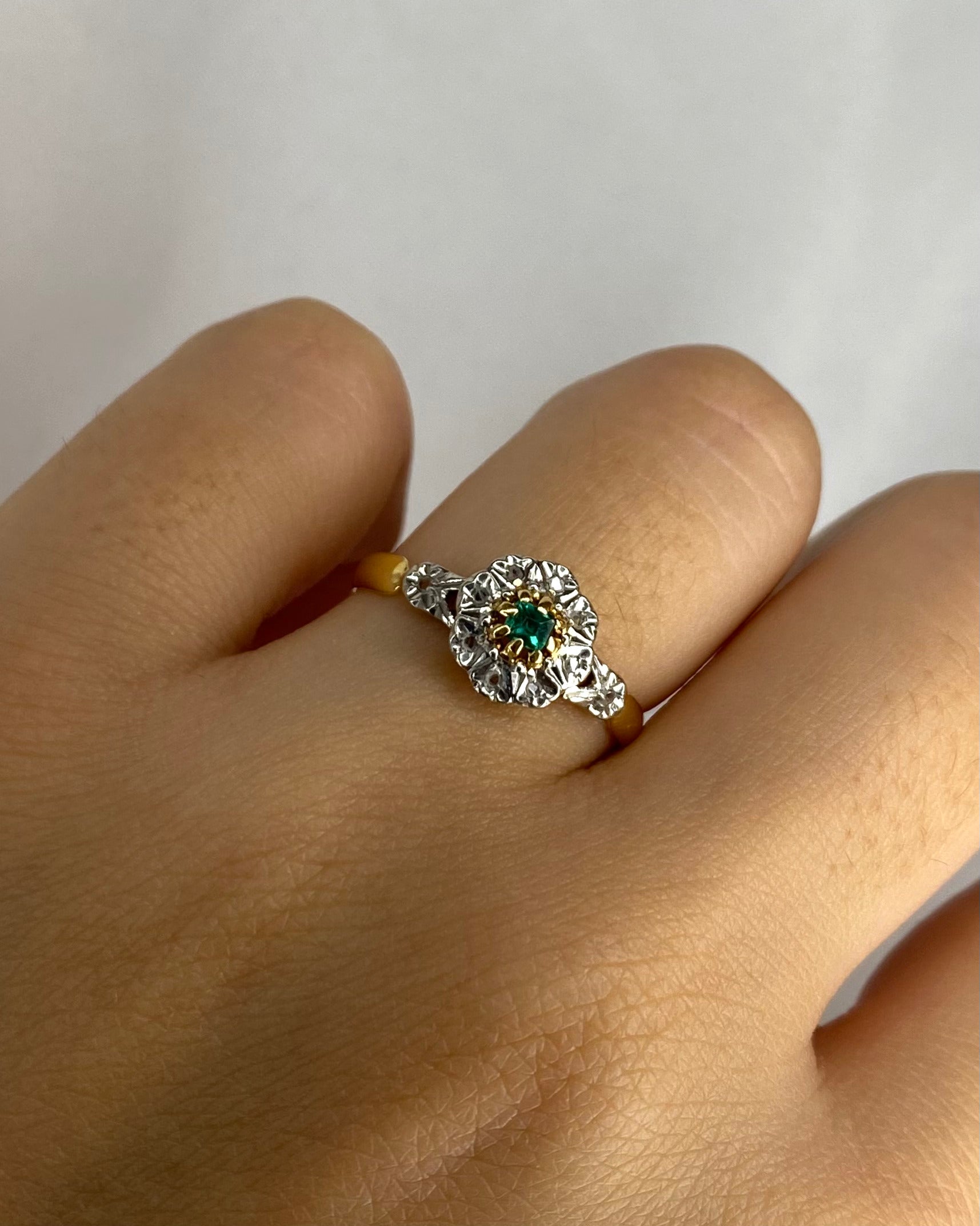 Bague Marguerite Art-Déco Émeraude 0.10 ct & 10 Diamants "Augustine"