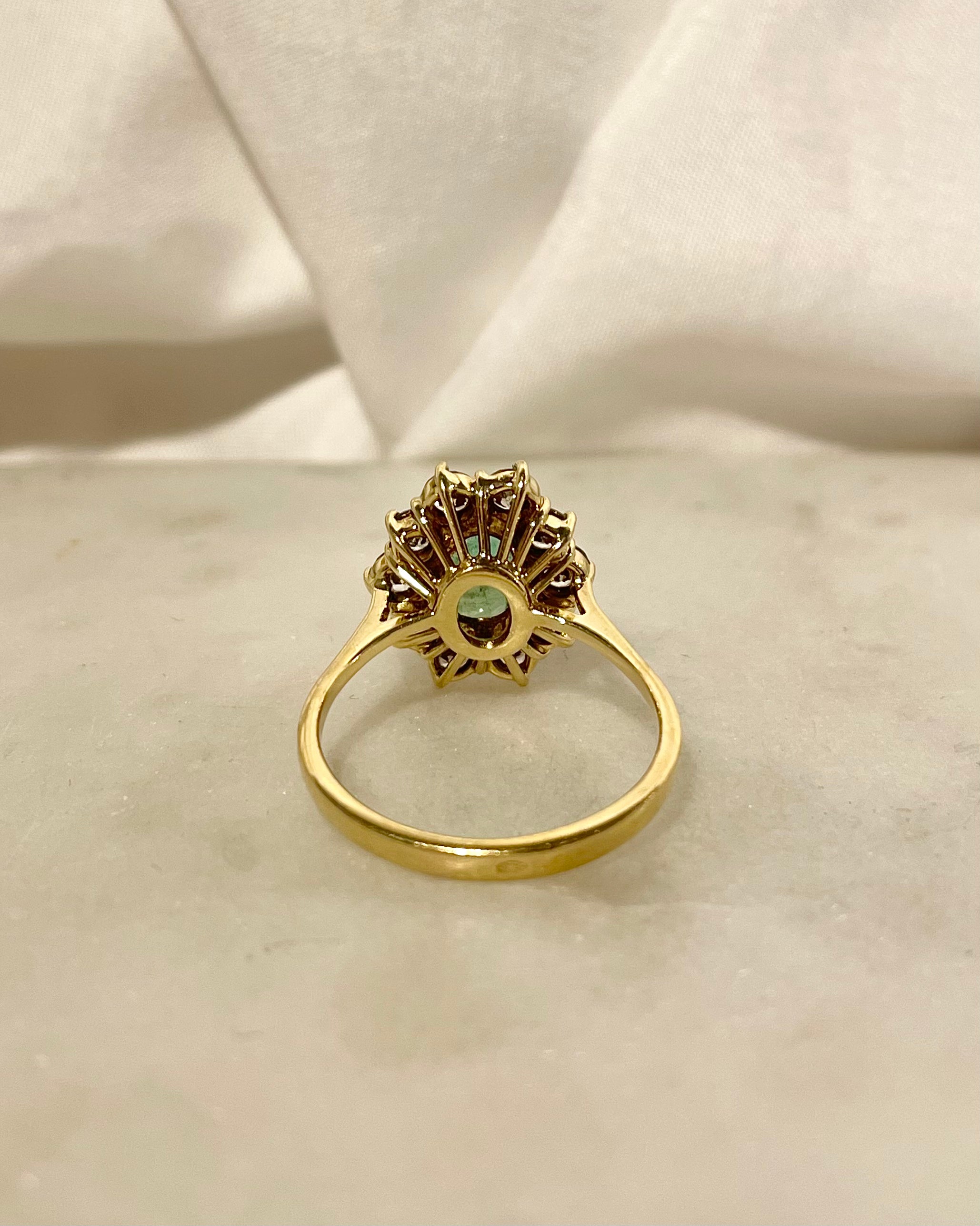 Anillo Margarita Esmeralda 0.90 quilates y Diamantes 0.92 quilates "Cyprie"