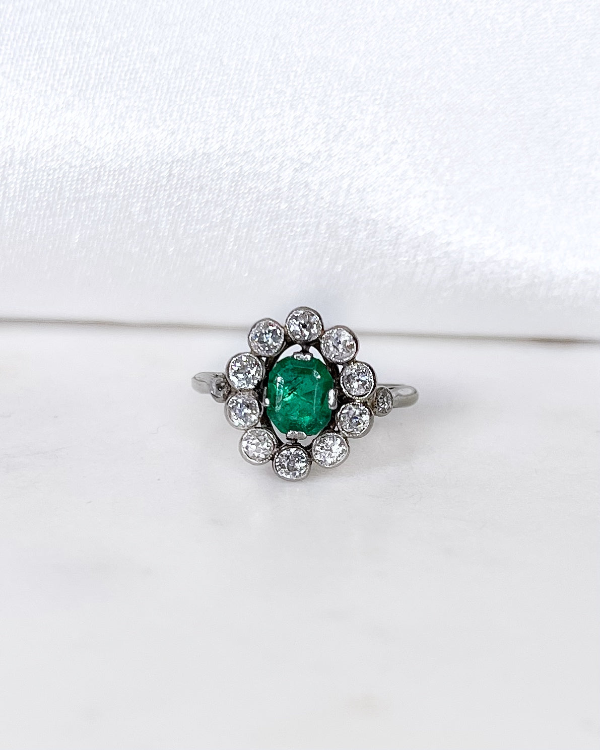 Bague Marguerite Art-Déco Émeraude et Diamants "Anastasia"
