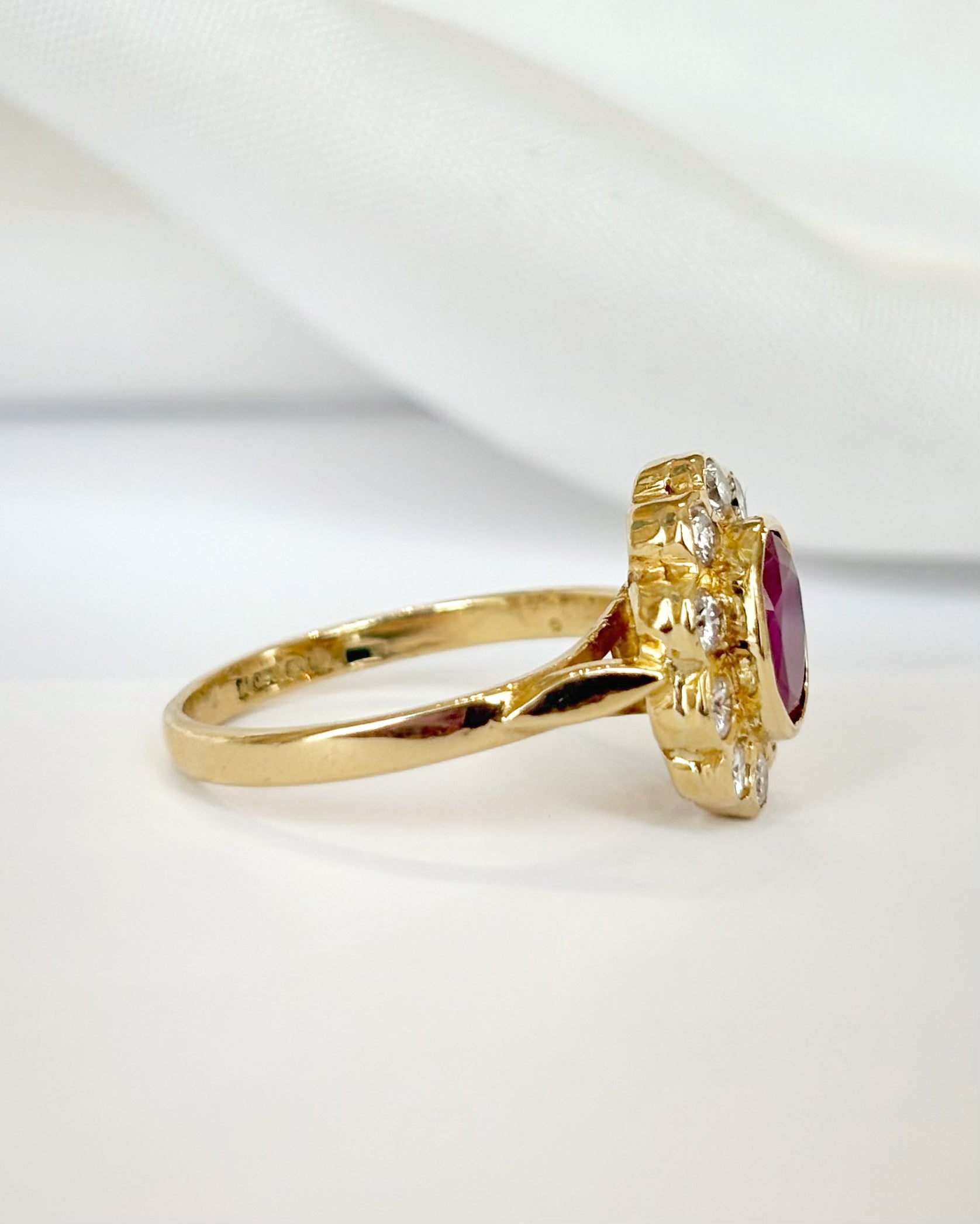Anillo margarita de rubí de 0,88 quilates y diamantes de 0,28 quilates «Ninon»