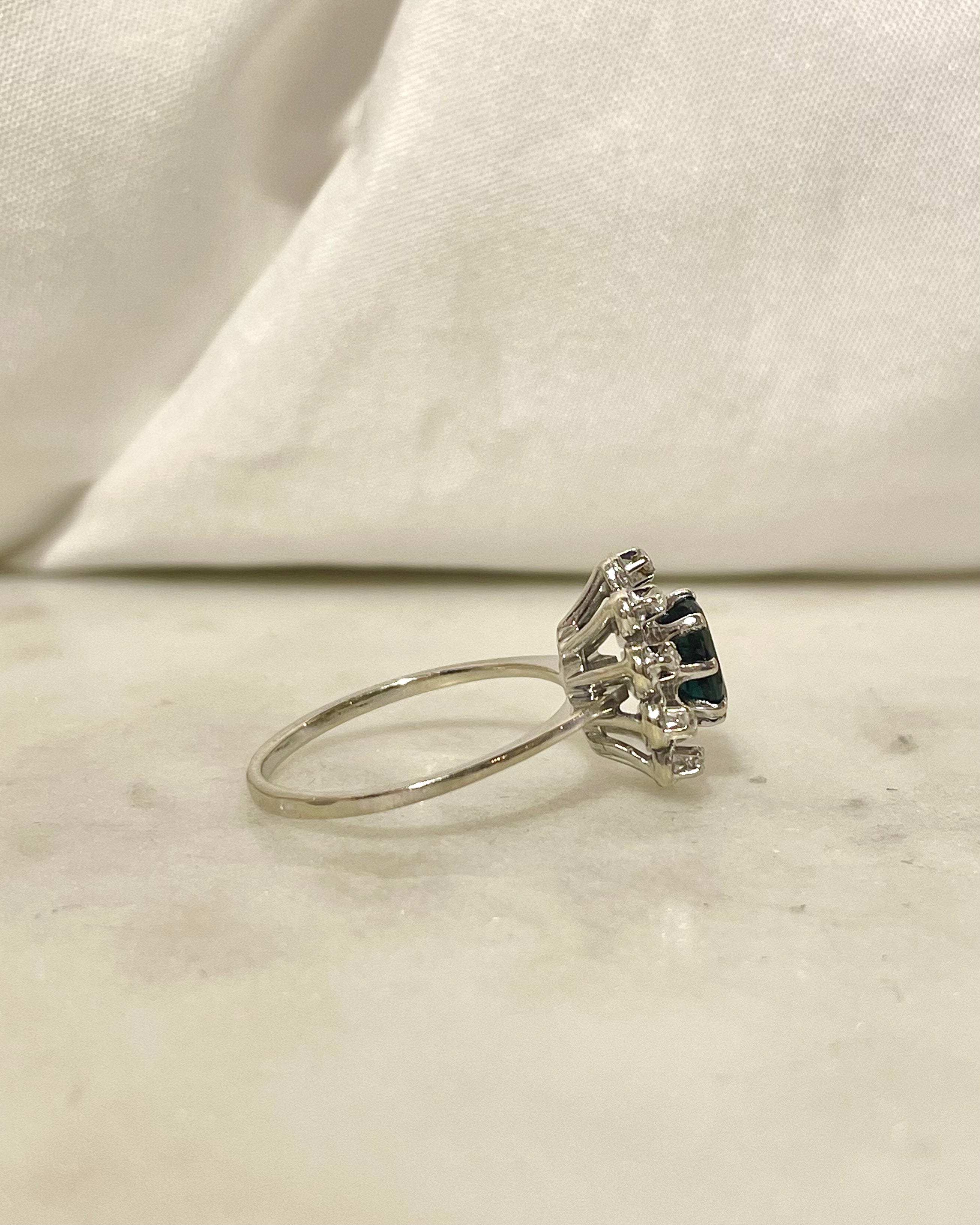 Bague Marguerite Saphir 1.05 carat & 10 Diamants “Shana”
