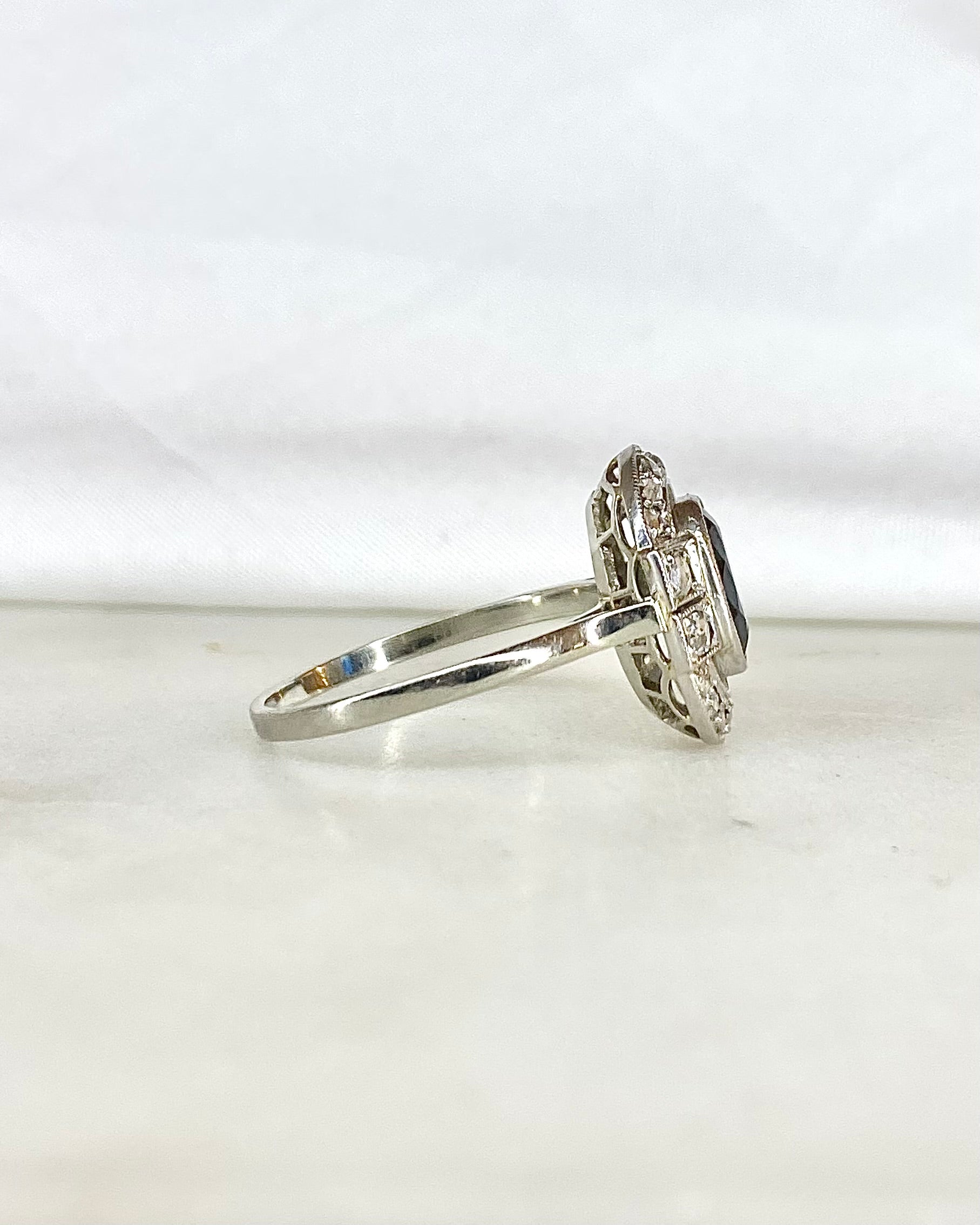 Bague Art Déco Saphir 1.80 carat & Diamants "Amandine"