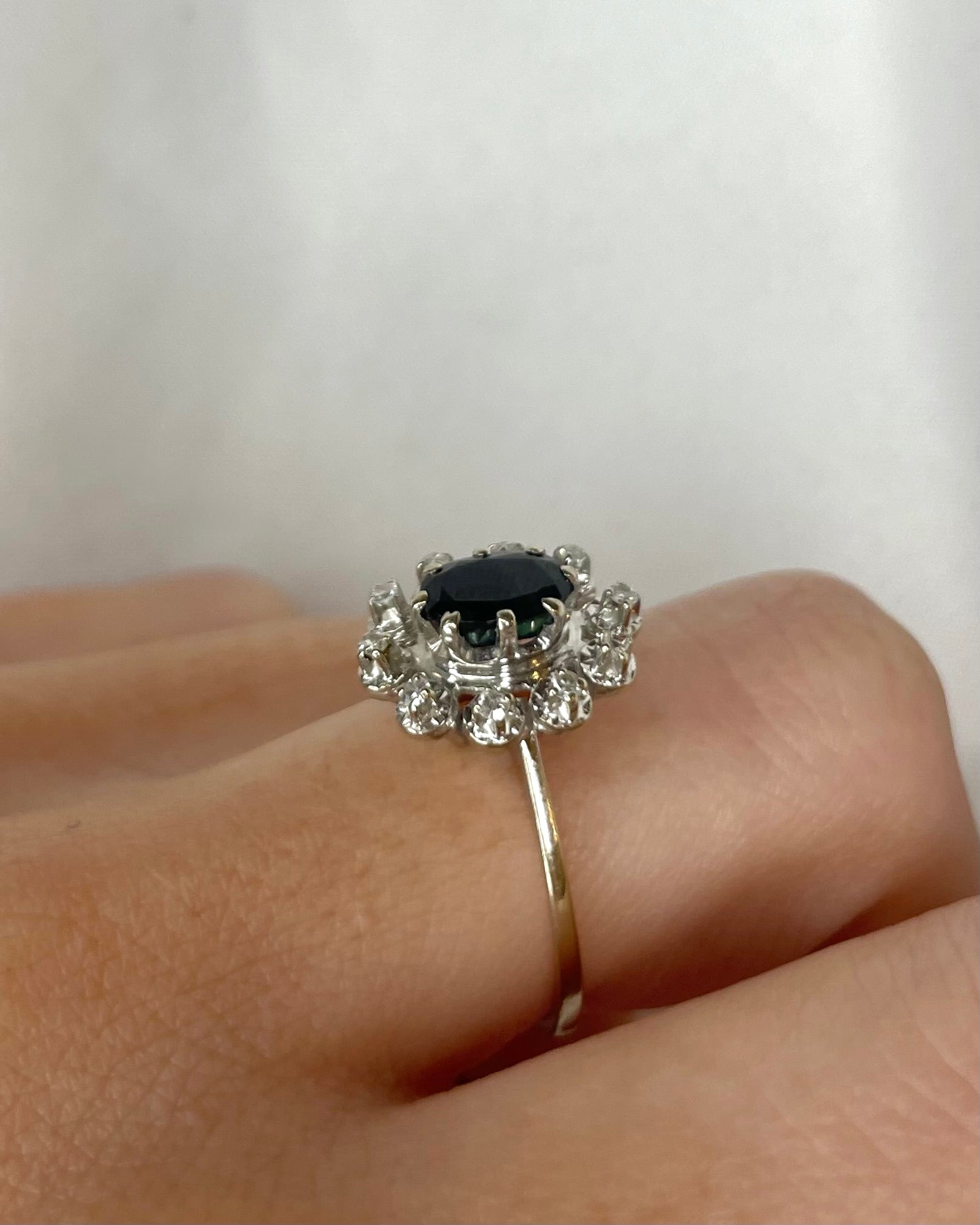 Bague Marguerite Saphir 1.05 carat & 10 Diamants 0.20 carat “Shana”