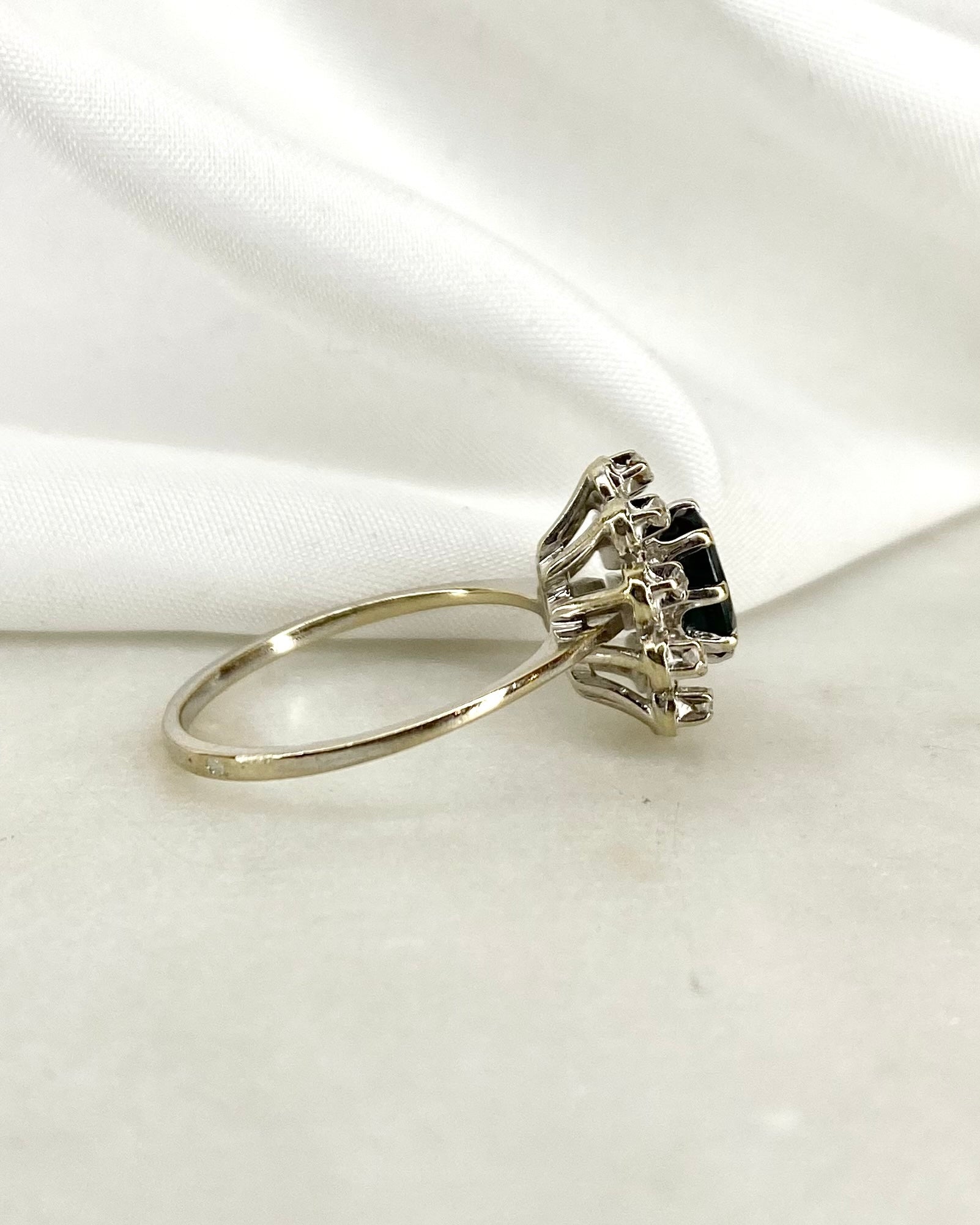 Bague Marguerite Saphir 1.05 carat & 10 Diamants 0.20 carat “Shana”