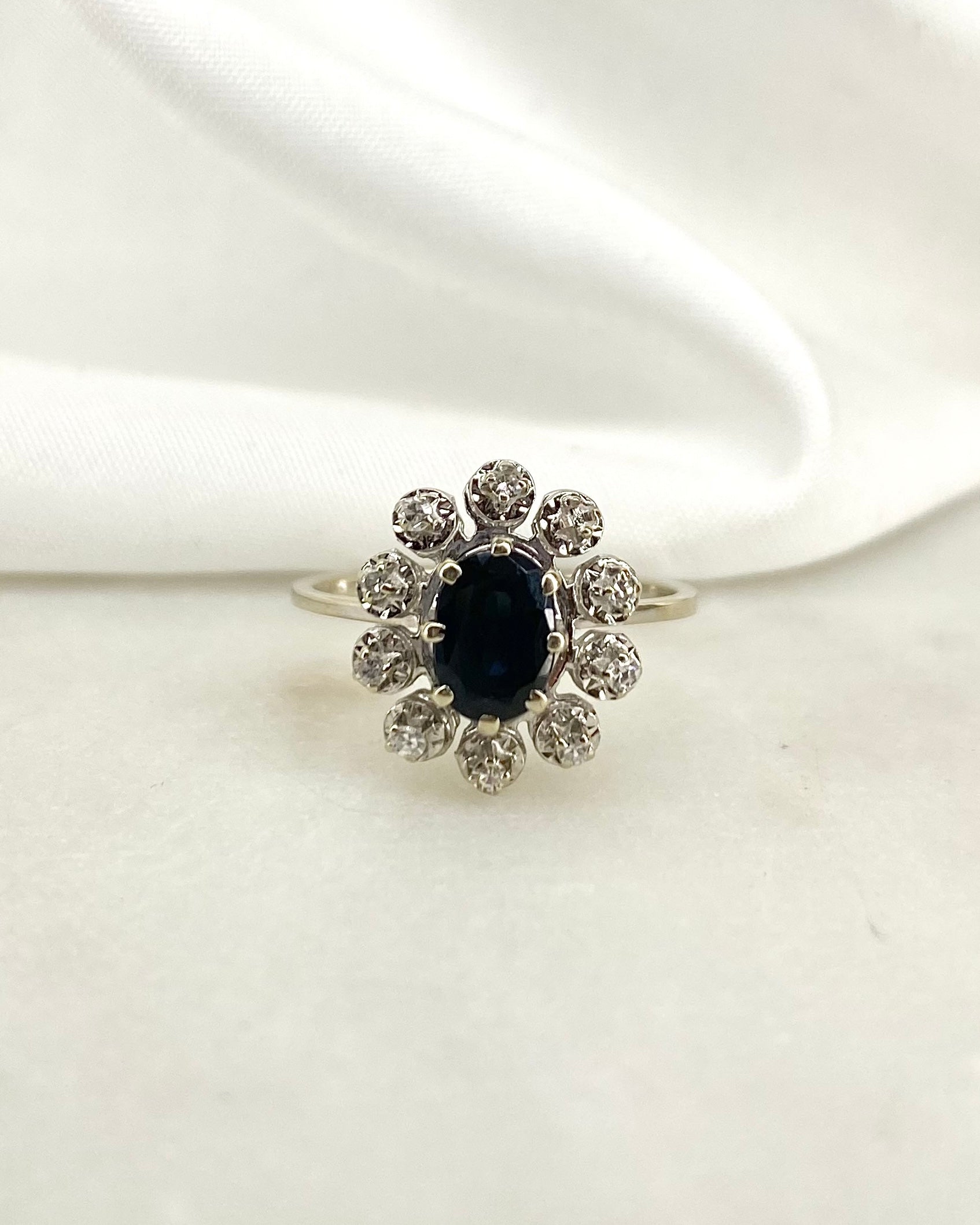 Bague Marguerite Saphir 1.05 carat & 10 Diamants 0.20 carat “Shana”