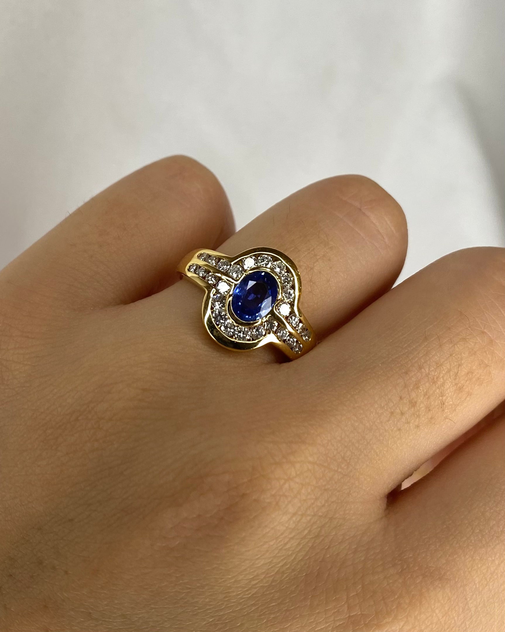 Bague Style Art Déco Saphir 0.90 ct & 26 Diamants 0.65 ct "Loraine"
