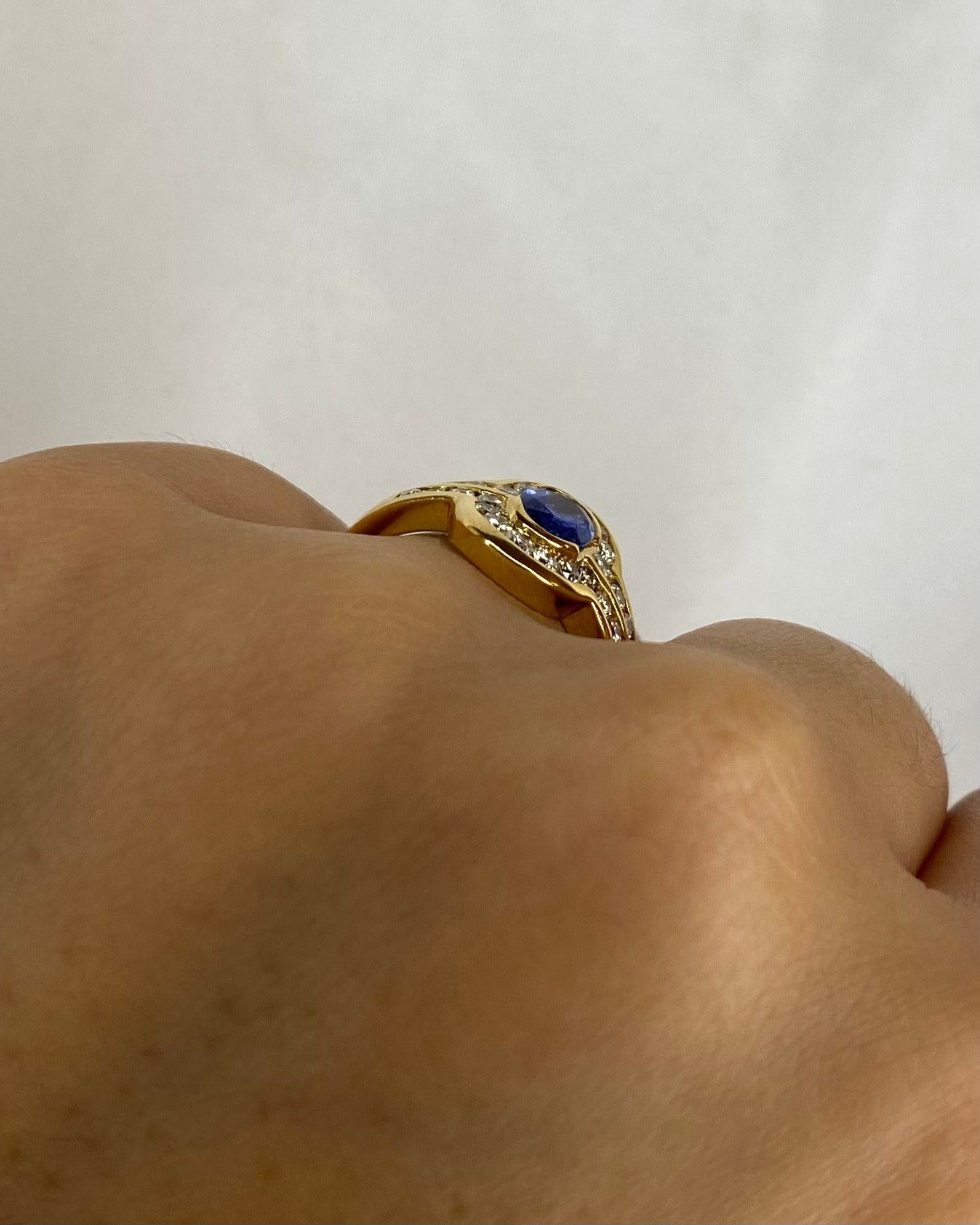 Bague Style Art Déco Saphir 0.90 ct & 26 Diamants 0.65 ct "Loraine"