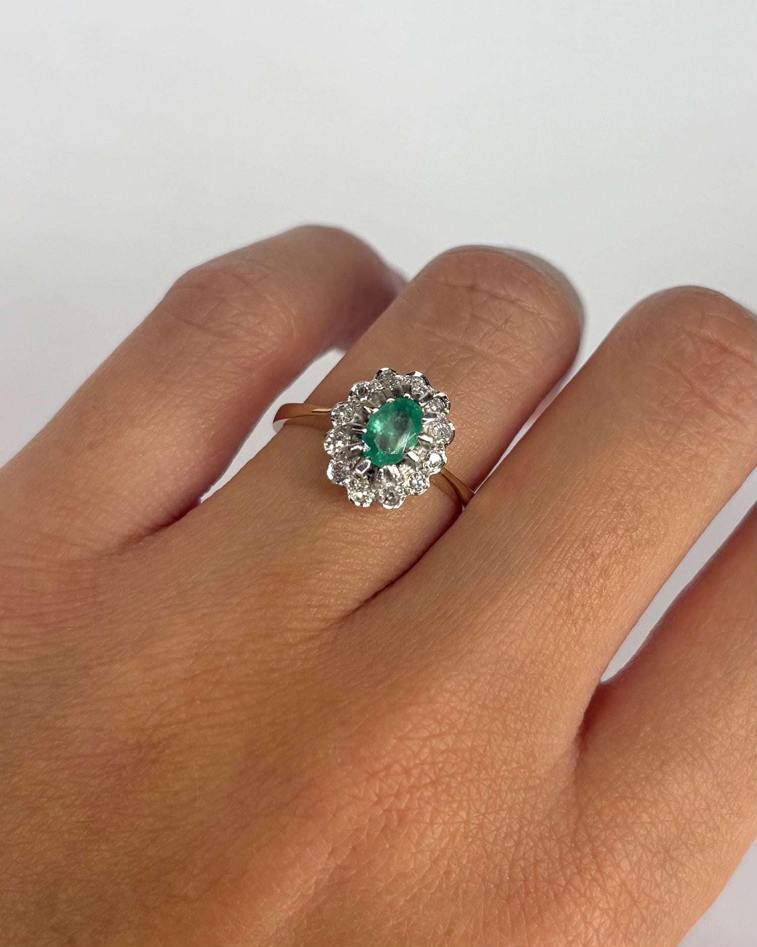Bague Marguerite Émeraude 0.54 ct & 12 Diamants "Thérèse"