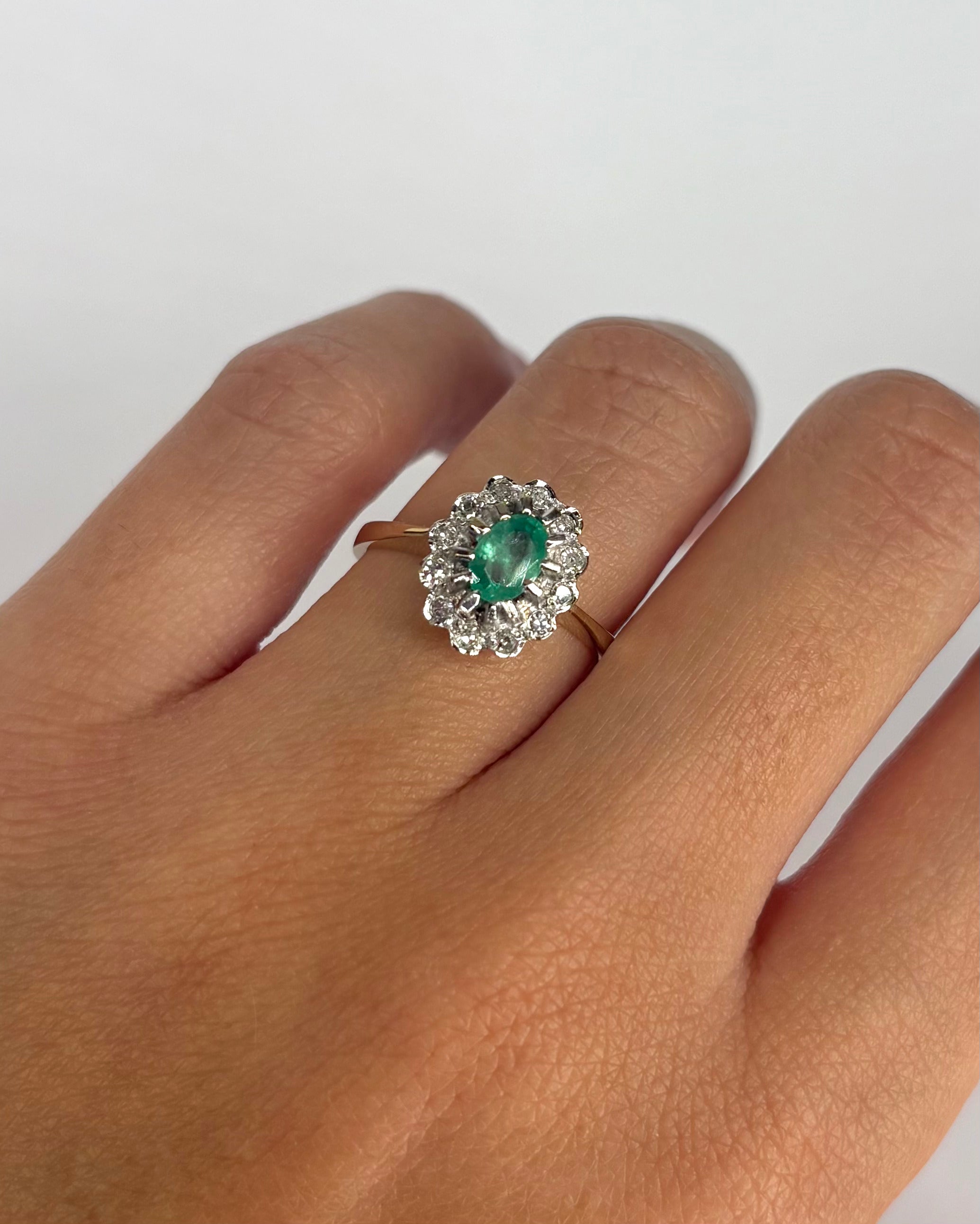 Bague Marguerite Émeraude 0.54 ct & 12 Diamants "Thérèse"